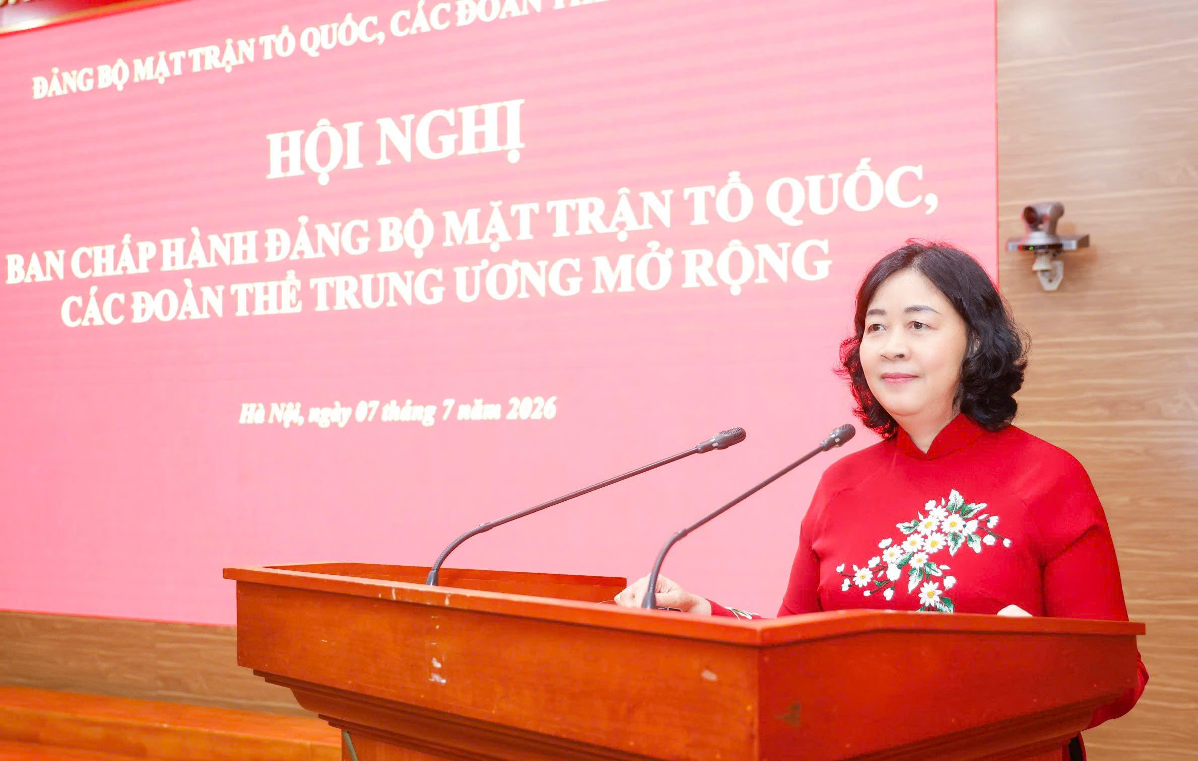 Ảnh 3: B&agrave; B&ugrave;i Thị Minh Ho&agrave;i ph&aacute;t biểu chỉ đạo tại Hội nghị Ban Chấp h&agrave;nh Đảng bộ MTTQ, c&aacute;c đo&agrave;n thể Trung ương mở rộng.