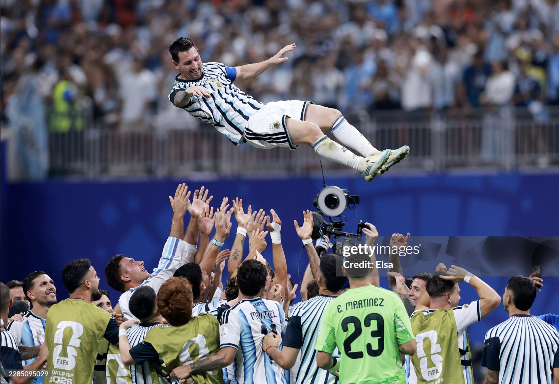 C&aacute;c cầu thủ Argentina tung đội trưởng Lionel Messi l&ecirc;n kh&ocirc;ng trung để ăn mừng chiến thắng. 