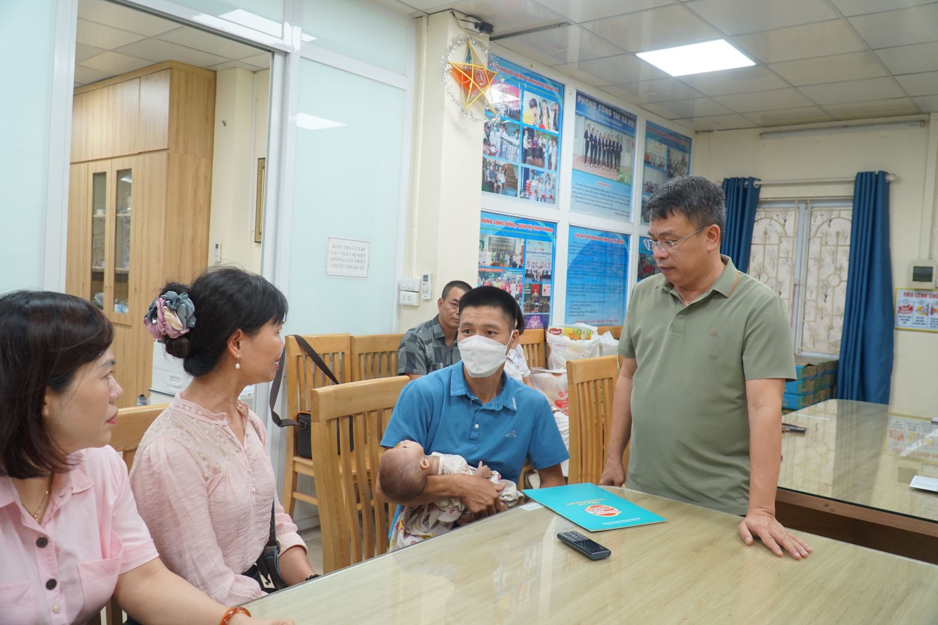 Đo&agrave;n c&ocirc;ng t&aacute;c B&aacute;o thăm hỏi v&agrave; trao qu&agrave; cho bệnh nhi 9 th&aacute;ng tuổi ở Tuy&ecirc;n Quang c&oacute; ho&agrave;n cảnh đặc biệt kh&oacute; khăn.