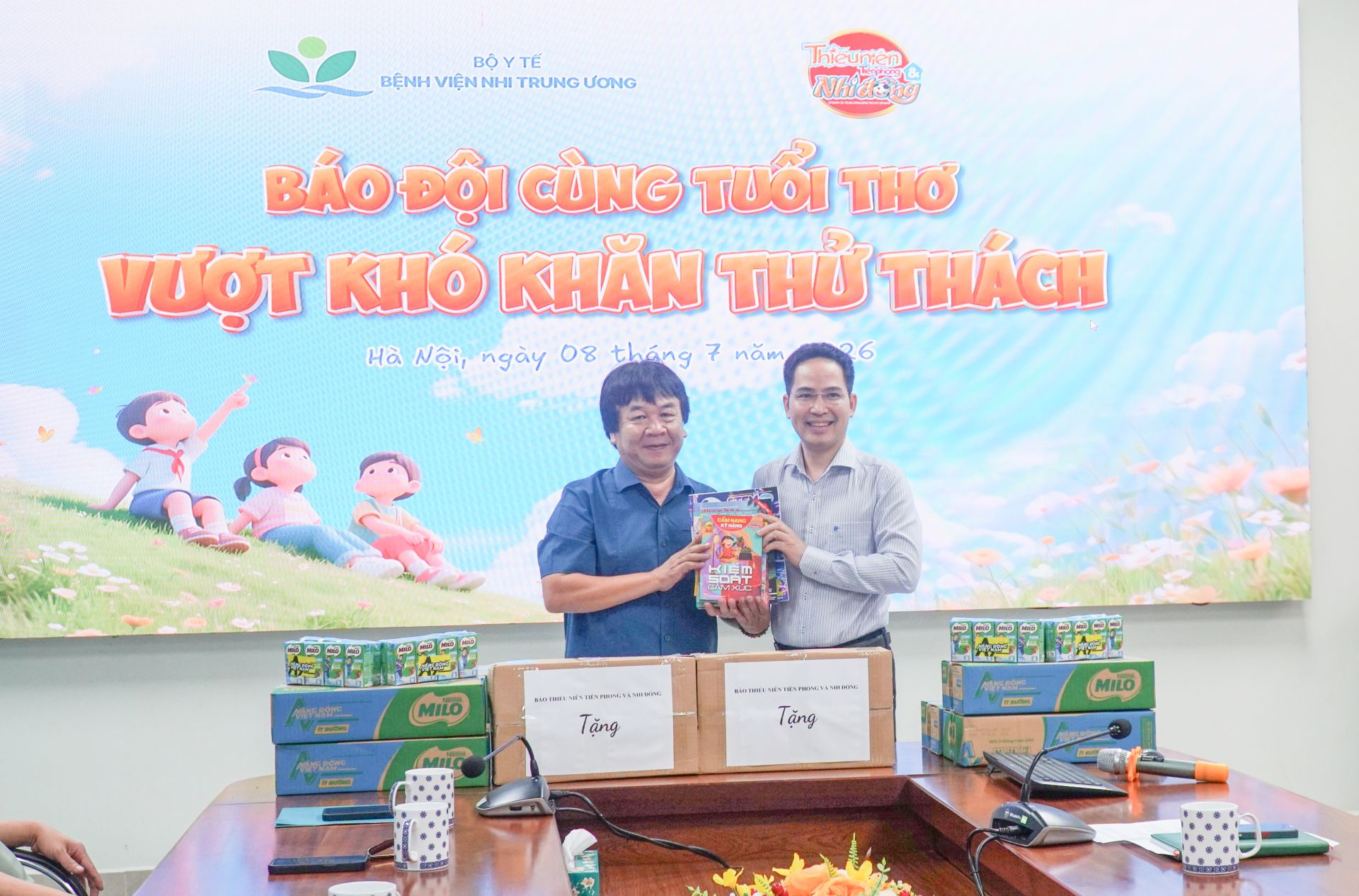 Nh&agrave; b&aacute;o Phan Việt H&ugrave;ng - Ph&oacute; Tổng Bi&ecirc;n tập Thường trực  B&aacute;o Thiếu ni&ecirc;n Tiền phong v&agrave; Nhi đồng trao tặng Bệnh viện một số sản phẩm b&aacute;o ch&iacute; của T&ograve;a soạn.