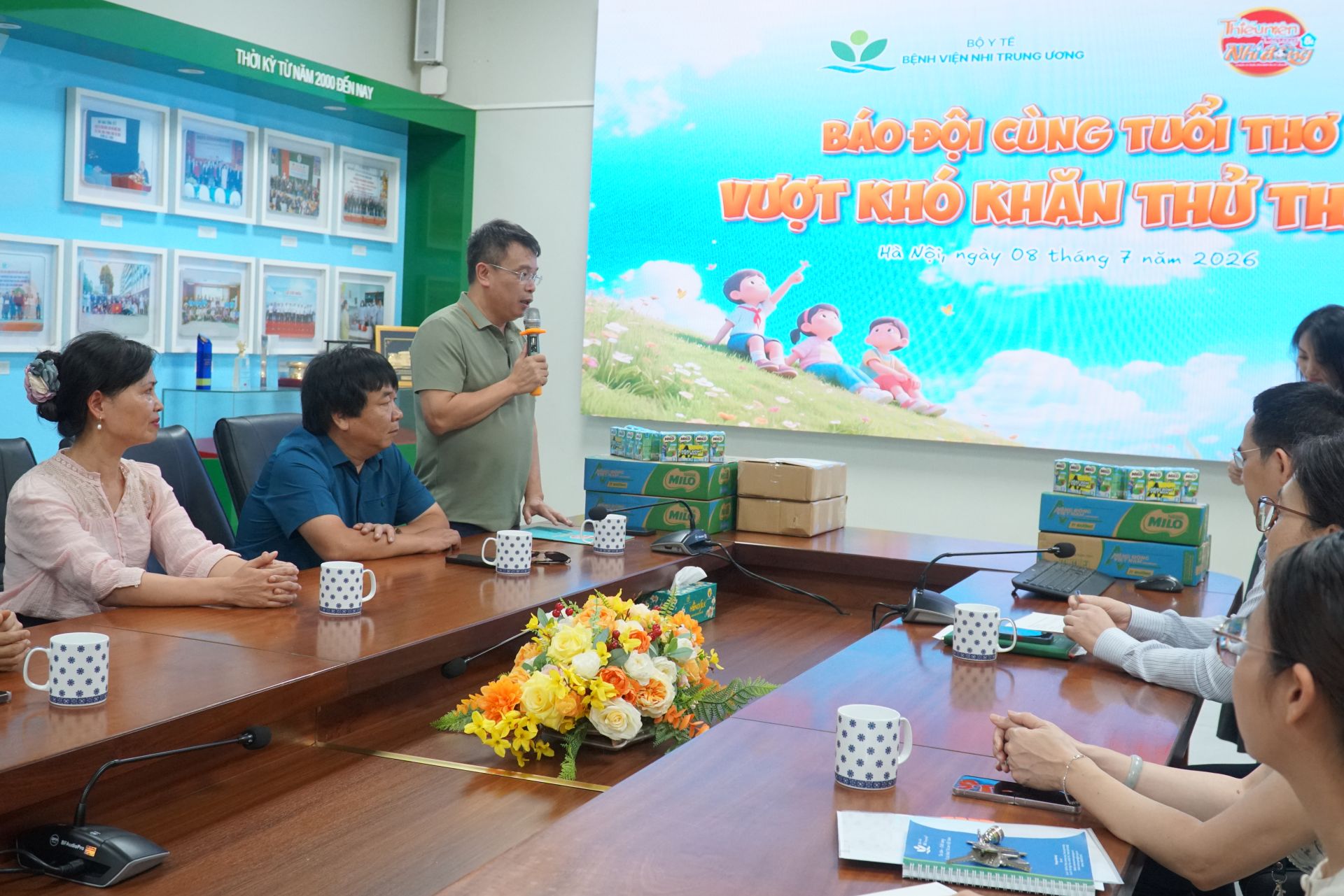 Nh&agrave; văn, nh&agrave; b&aacute;o Nguyễn Phan Khu&ecirc; ph&aacute;t biểu trong buổi gặp gỡ với đại diện Bệnh viện Nhi Trung ương.