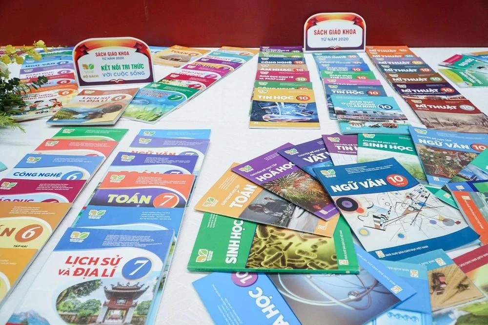 Sách giáo khoa b&ocirc;̣ K&ecirc;́t n&ocirc;́i tri thức với cu&ocirc;̣c s&ocirc;́ng in từ trước năm 2025 v&acirc;̃n được sử dụng trong dạy và học, trù như