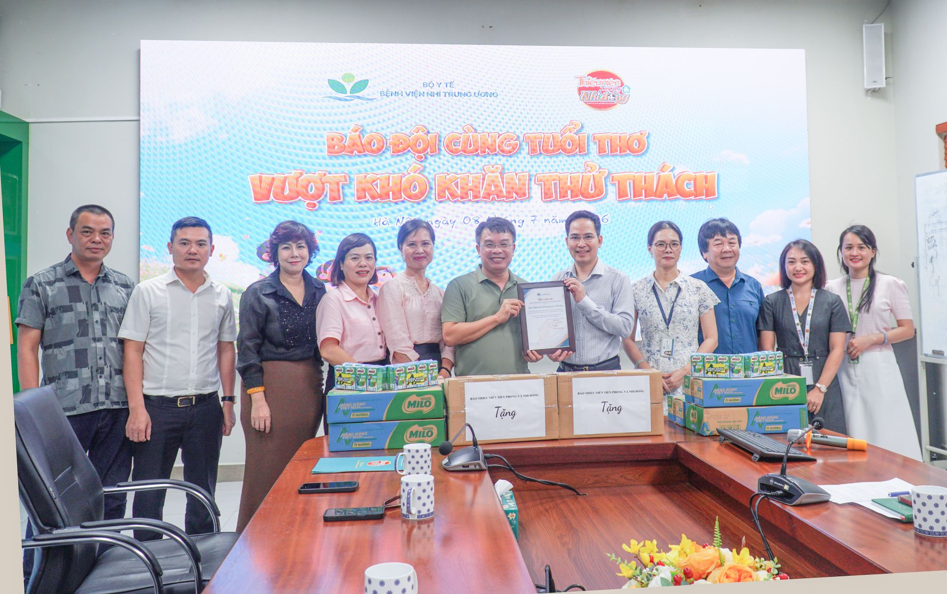 Tiến sĩ Ho&agrave;ng Minh Phương - Ph&oacute; Gi&aacute;m đốc bệnh viện trao thư cảm ơn cho B&aacute;o Thiếu ni&ecirc;n Tiền phong v&agrave; Nhi đồng.