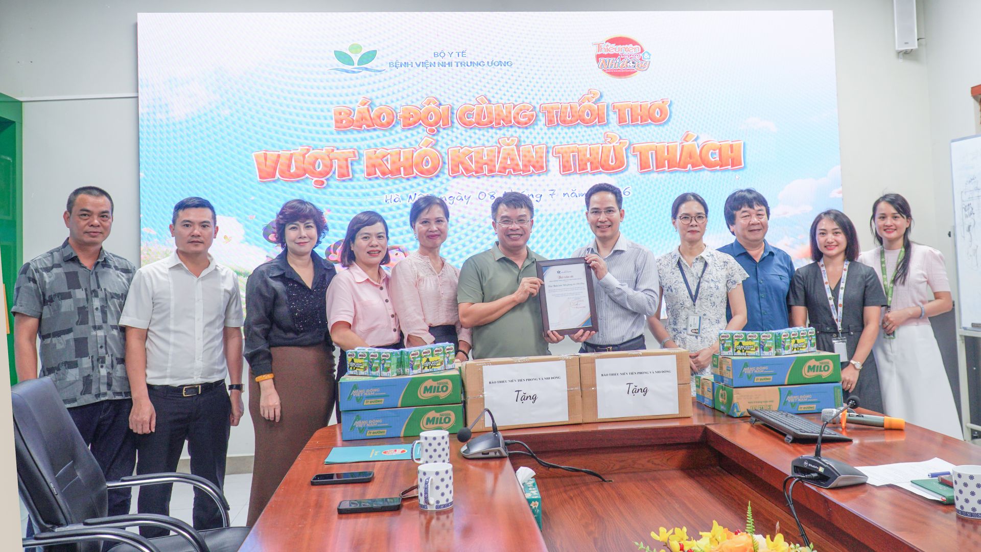 Báo Đội trao gửi yêu thương đến các bệnh nhi