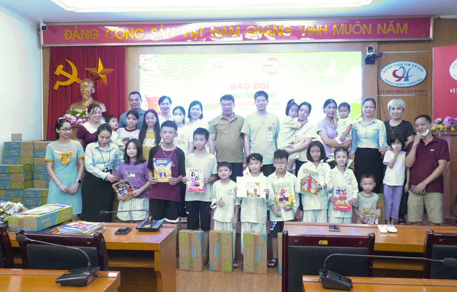 Trước đ&oacute;, đo&agrave;n c&ocirc;ng t&aacute;c đ&atilde; đến thăm v&agrave; trao qu&agrave; cho c&aacute;c bệnh nhi tại Bệnh viện Tim H&agrave; Nội v&agrave;o chiều ng&agrave;y 6/7.