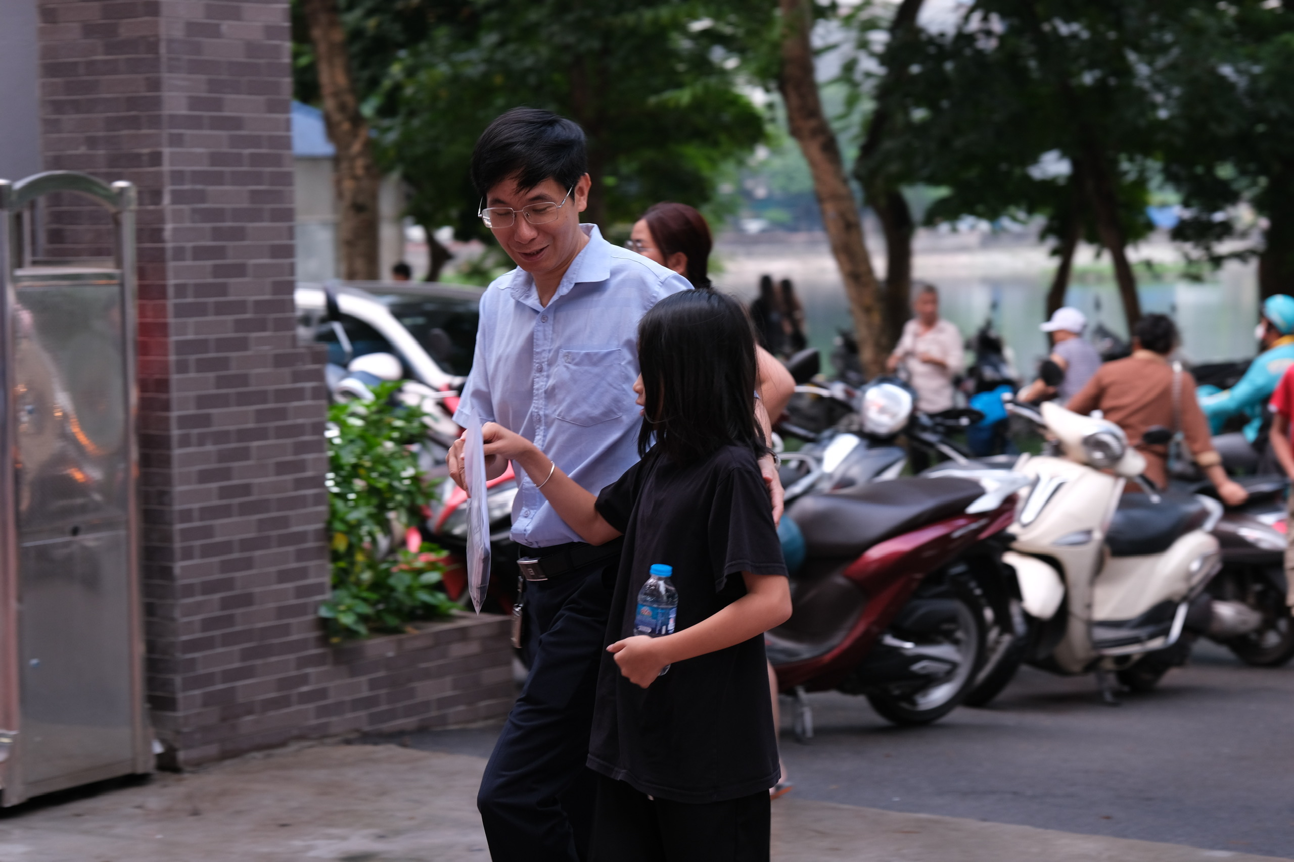 Phụ huynh đưa con đến trường trong s&aacute;ng diễn ra Kỳ kiểm tra đ&aacute;nh gi&aacute; năng lực v&agrave;o lớp 6 chất lượng cao.