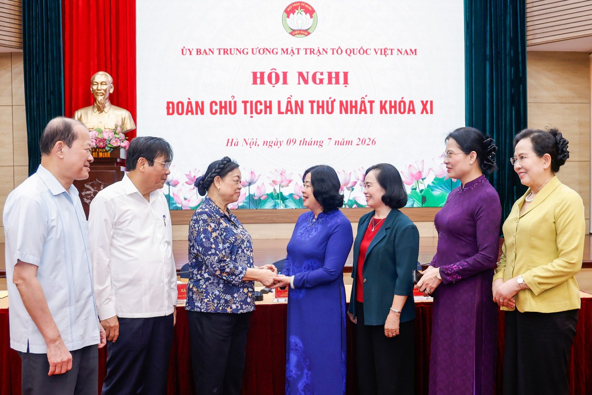 Chủ tịch Ủy ban T.Ư MTTQ Vi&ecirc;̣t Nam Bùi Thị Minh Hoài gặp gỡ các đại bi&ecirc;̉u b&ecirc;n l&ecirc;̀ H&ocirc;̣i nghị.