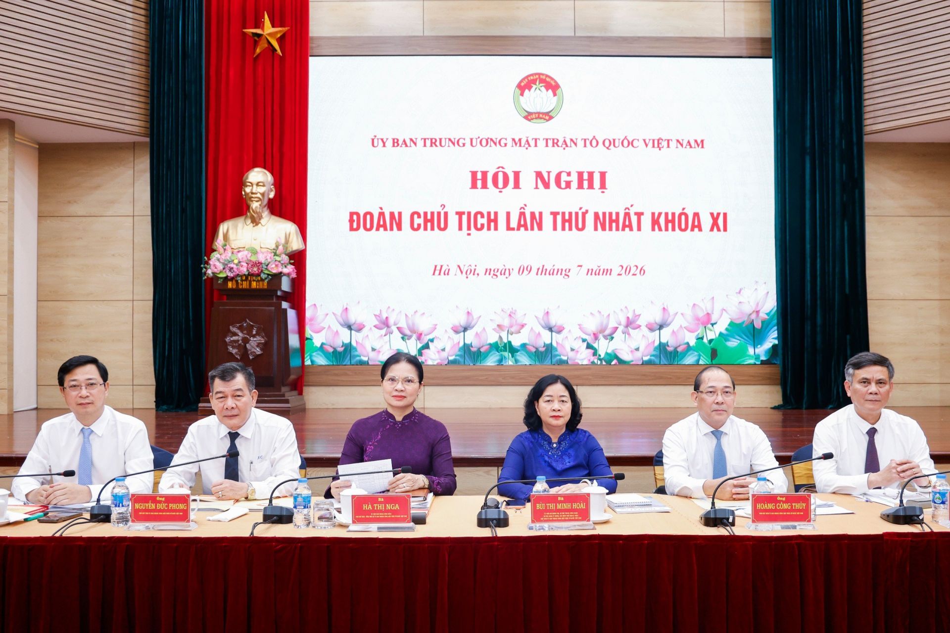 Các bác lãnh đạo chủ trì H&ocirc;̣i nghị.