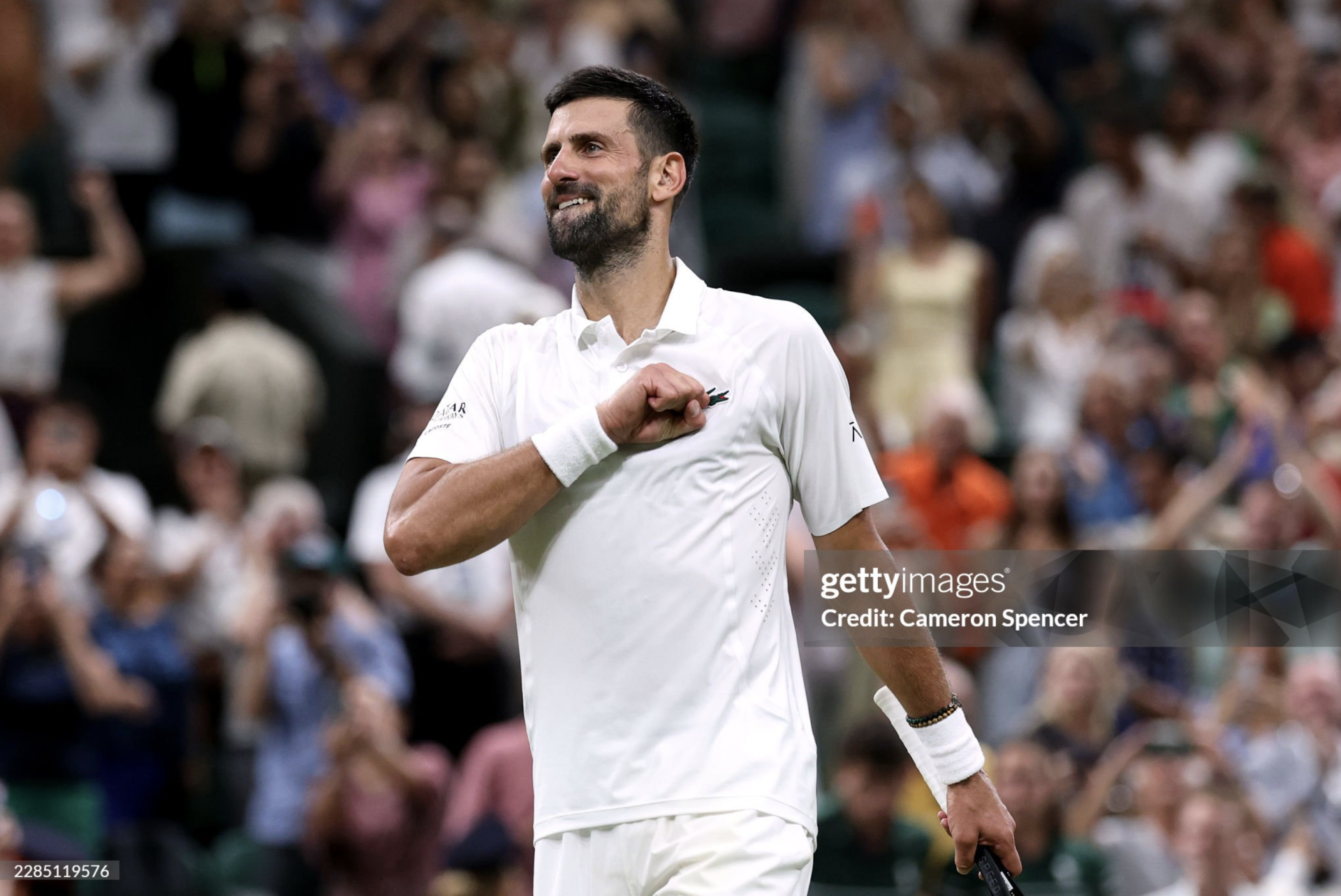 Djokovic ăn mừng chiến thắng ở tứ kết Wimbledon.