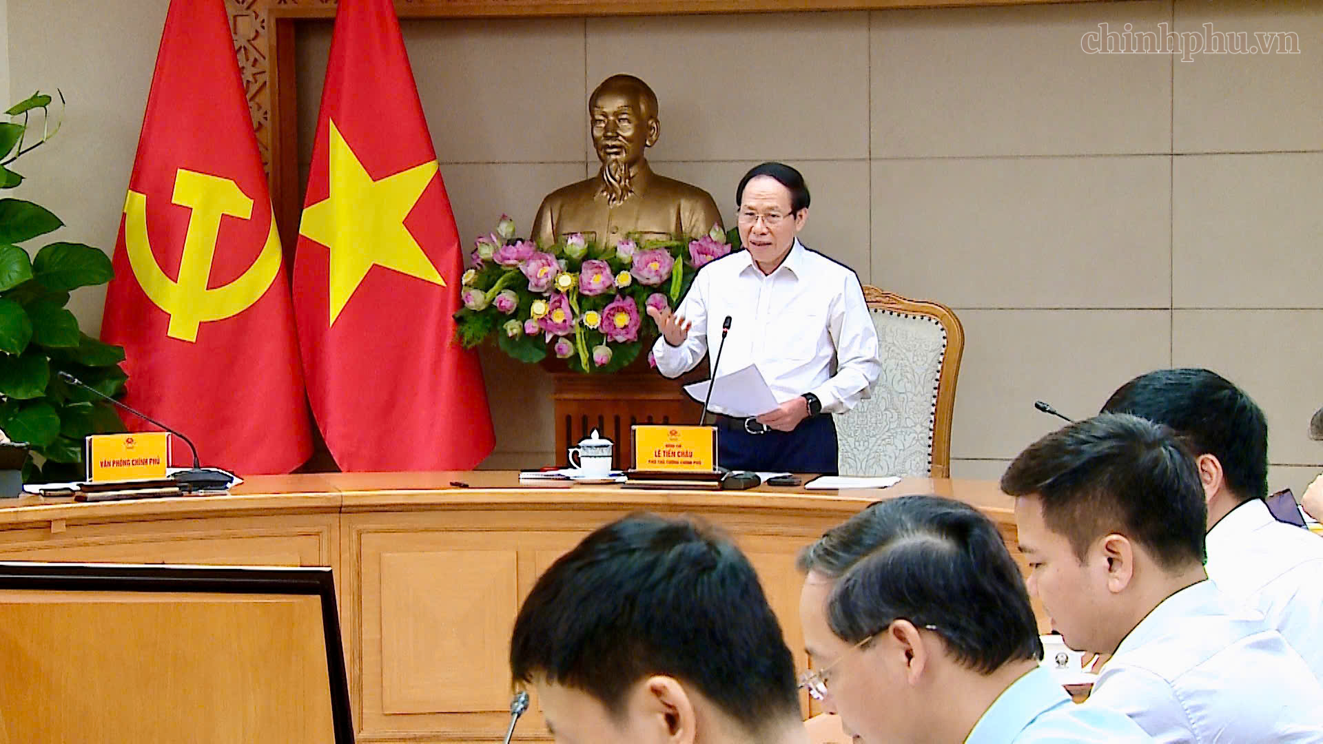 Ph&oacute; Thủ tướng L&ecirc; Tiến Ch&acirc;u chủ tr&igrave; cuộc họp, gợi &yacute; nhiều nội dung trọng t&acirc;m như giảm tải chương tr&igrave;nh học, đổi mới kiểm tra đ&aacute;nh gi&aacute;, bảo đảm an to&agrave;n trường học.