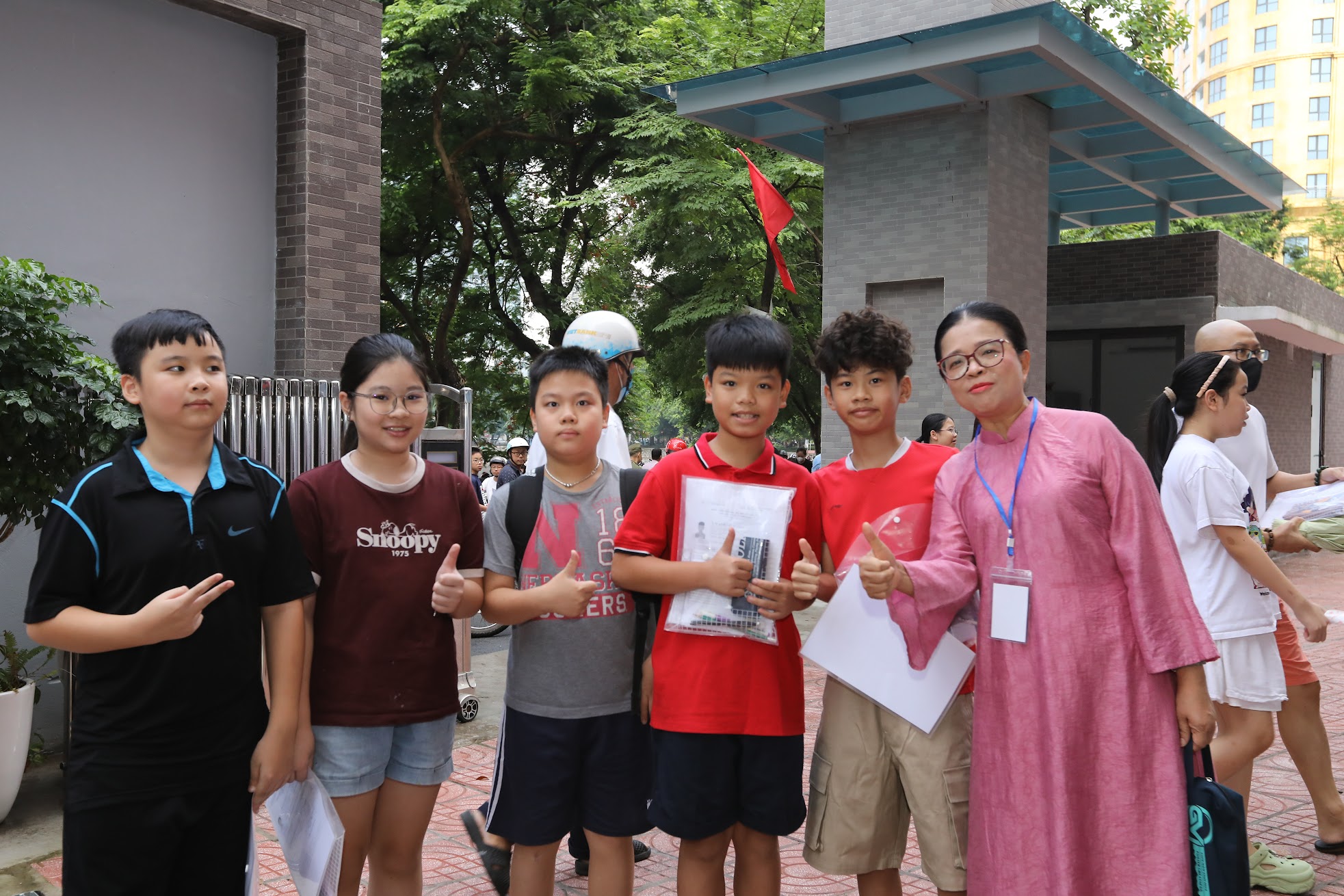 C&ocirc; Hiệu trưởng Phạm Thị Hương Giang gặp gỡ, động vi&ecirc;n c&aacute;c th&iacute; sinh giữ t&acirc;m l&yacute; b&igrave;nh tĩnh, tự tin trước giờ kiểm tra.