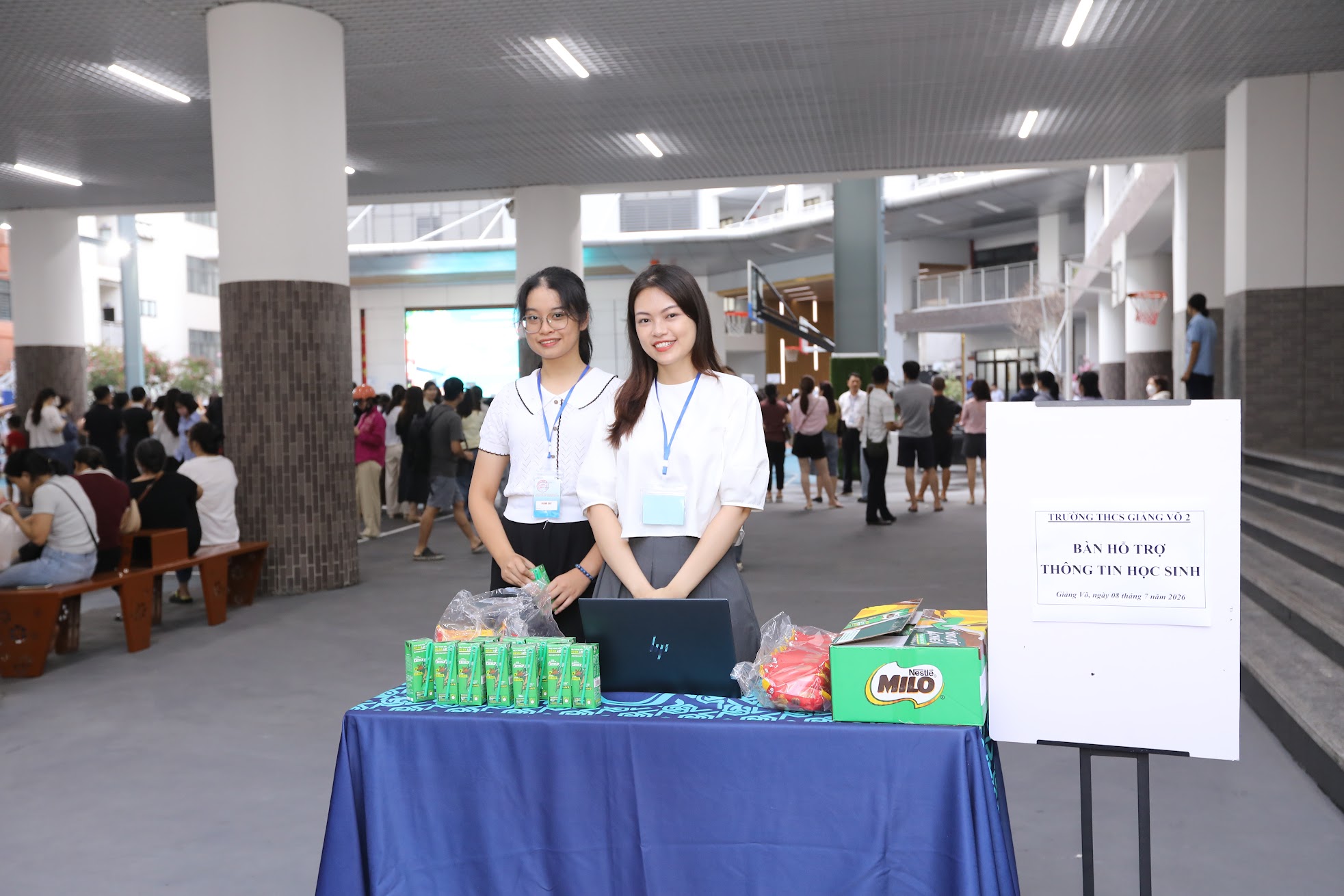 &ldquo;G&oacute;c tiếp sức&rdquo; được nh&agrave; trường bố tr&iacute; nhằm hỗ trợ th&ocirc;ng tin cho học sinh v&agrave; phụ huynh trong ng&agrave;y kiểm tra.