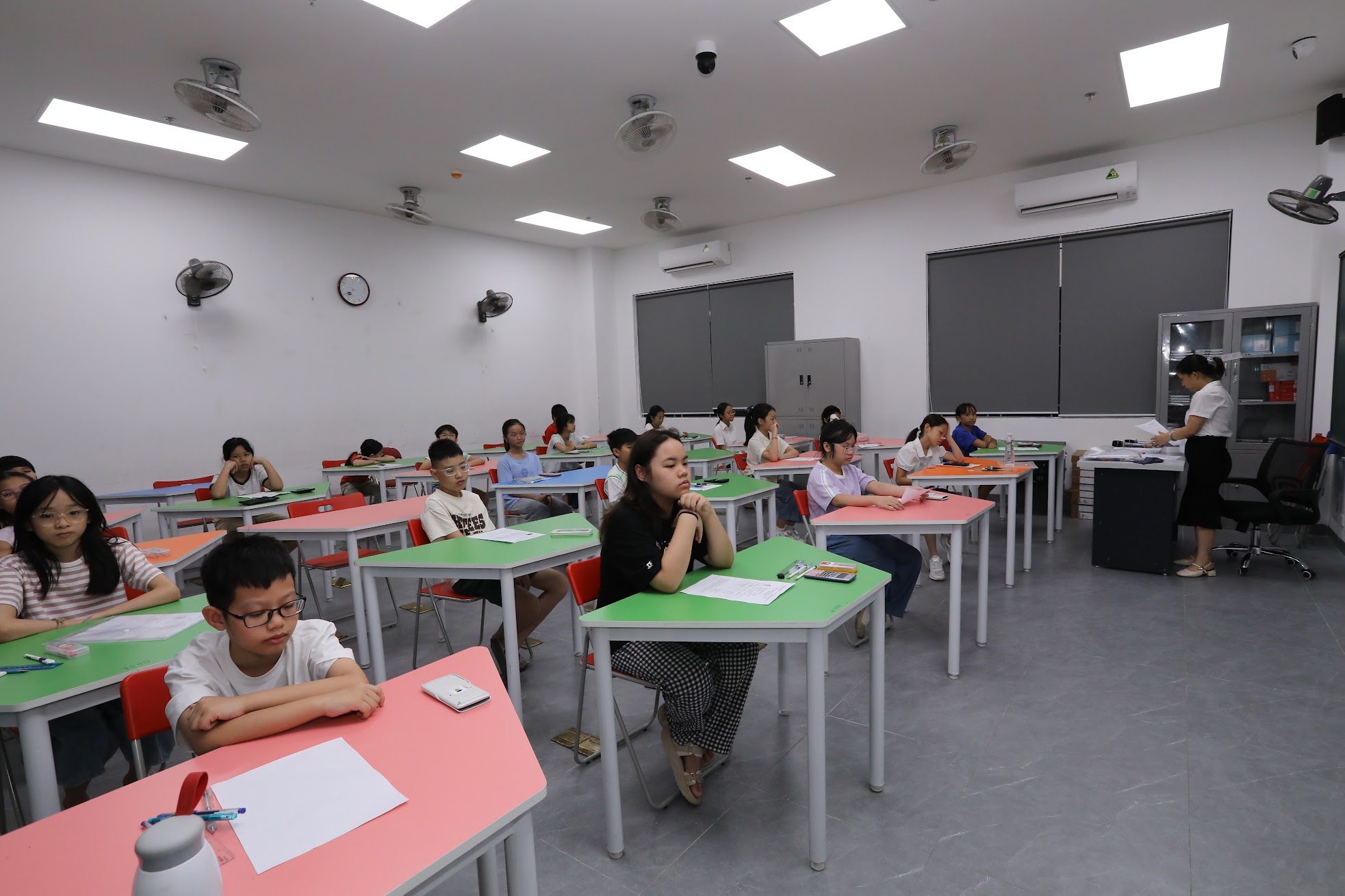 C&aacute;c th&iacute; sinh ổn định chỗ ngồi, sẵn s&agrave;ng l&agrave;m b&agrave;i kiểm tra đ&aacute;nh gi&aacute; năng lực v&agrave;o lớp 6.