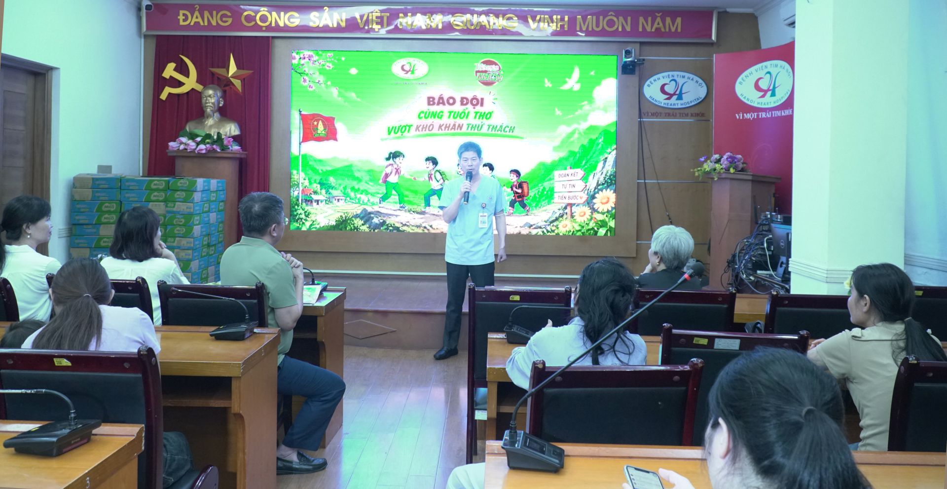 Gi&aacute;o sư, tiến sĩ, b&aacute;c sĩ Nguyễn Sinh Hiền - Gi&aacute;m đốc Bệnh viện Tim H&agrave; Nội cảm ơn sự quan t&acirc;m của B&aacute;o d&agrave;nh cho c&aacute;c bệnh nhi của Bệnh viện.