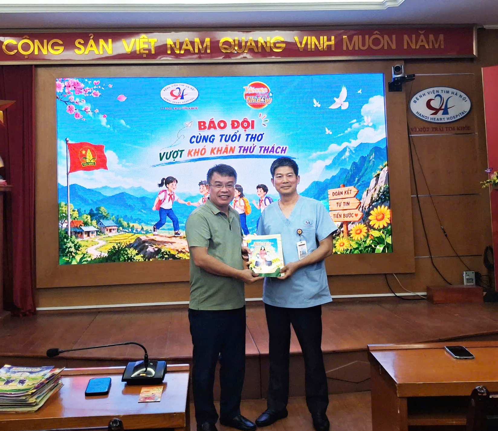 Nh&agrave; văn, nh&agrave; b&aacute;o Nguyễn Phan Khu&ecirc; trao tặng bệnh viện những đầu s&aacute;ch b&aacute;o &yacute; nghĩa của T&ograve;a soạn.