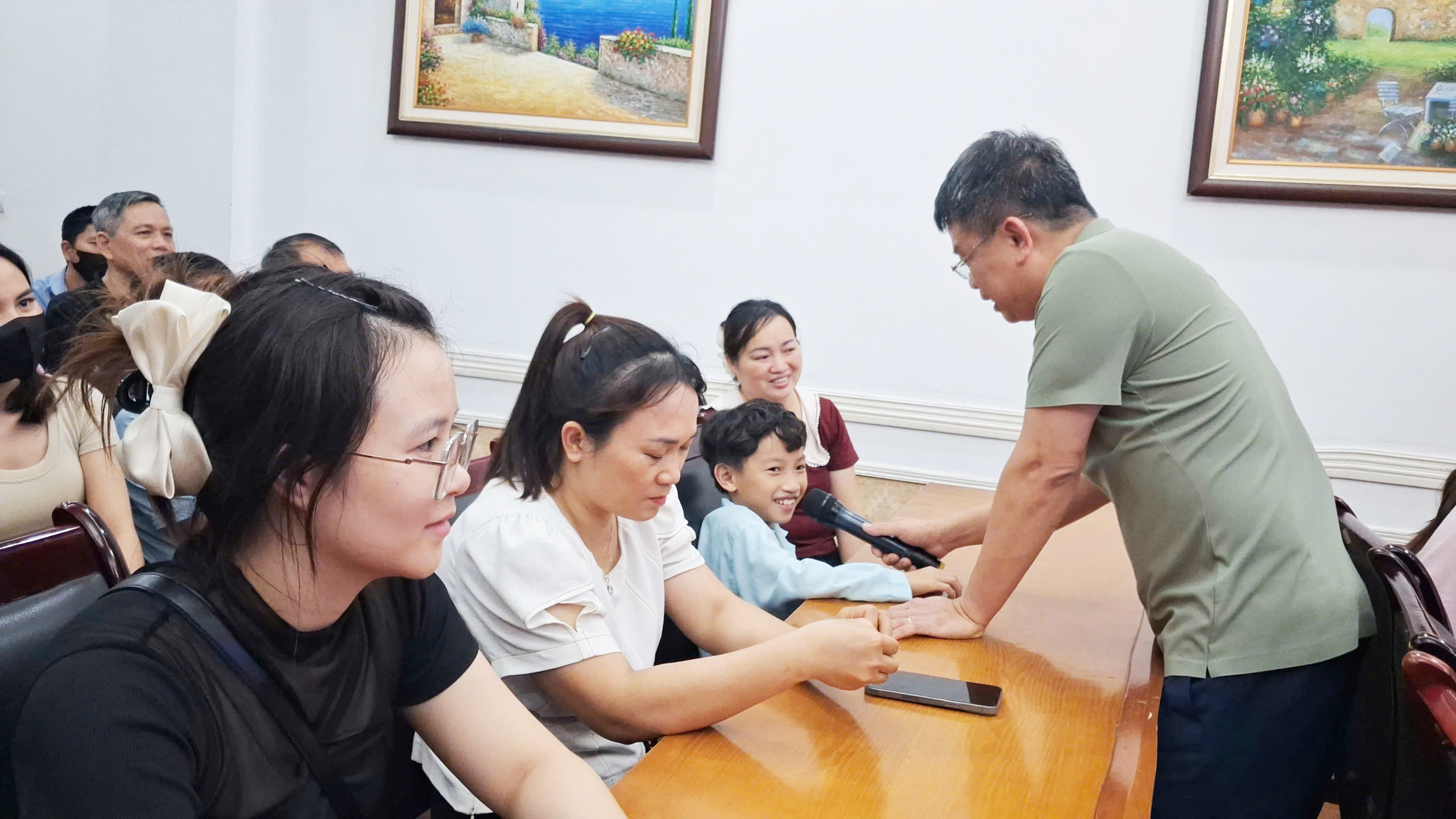 Nh&agrave; văn, nh&agrave; b&aacute;o Nguyễn Phan Khu&ecirc; v&agrave; một bạn nhỏ c&ugrave;ng h&ograve;a nhịp h&aacute;t tại Bệnh viện Tim H&agrave; Nội.