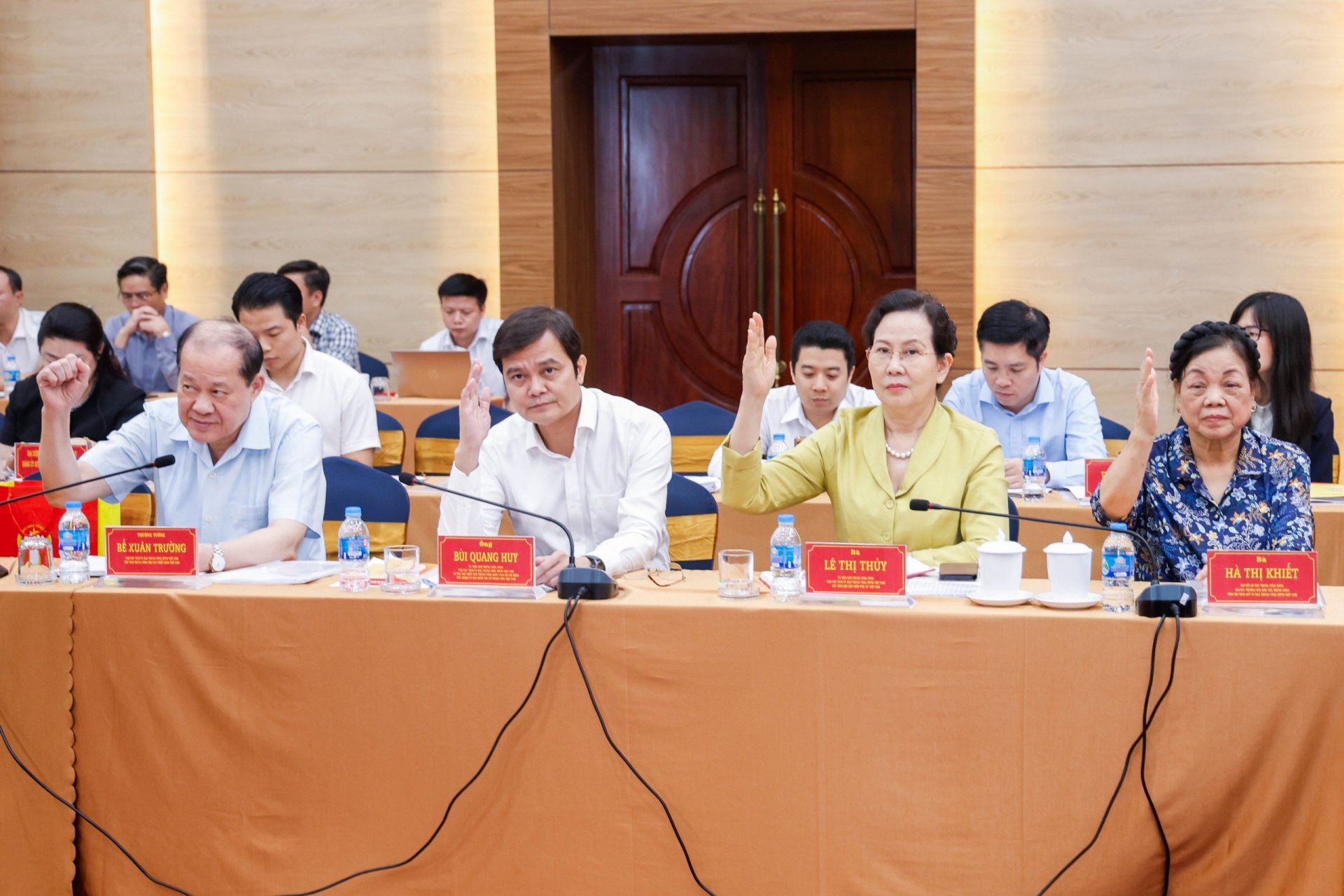 Các đại bi&ecirc;̉u bi&ecirc;̉u quy&ecirc;́t th&ocirc;ng qua Nghị quyết Hội nghị Đo&agrave;n Chủ tịch Ủy ban Trung ương MTTQ Việt Nam lần thứ nhất kh&oacute;a XI.