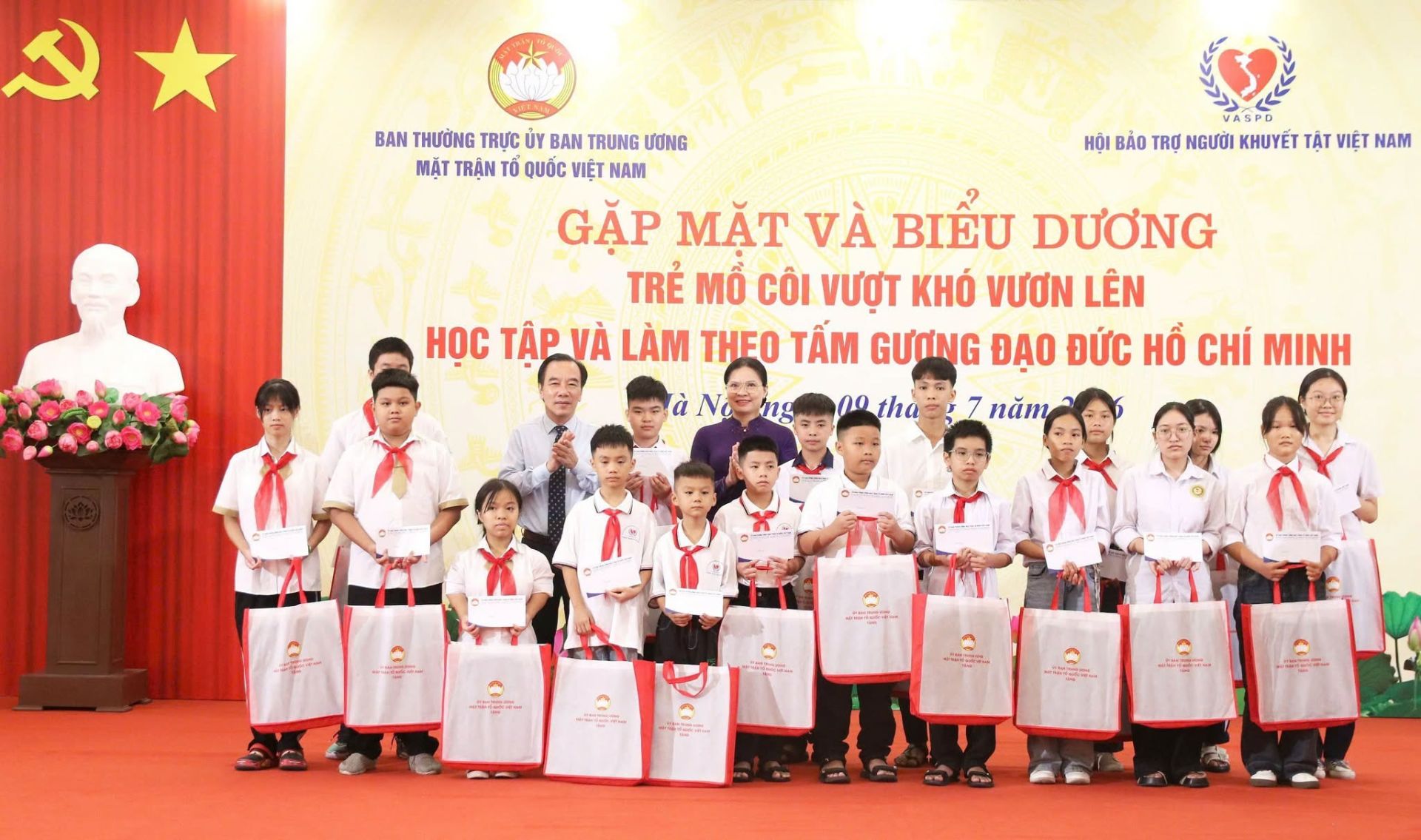 Bác Hà Thị Nga và bác Ng&ocirc; Sách Thực trao quà cho các bạn thi&ecirc;́u nhi.