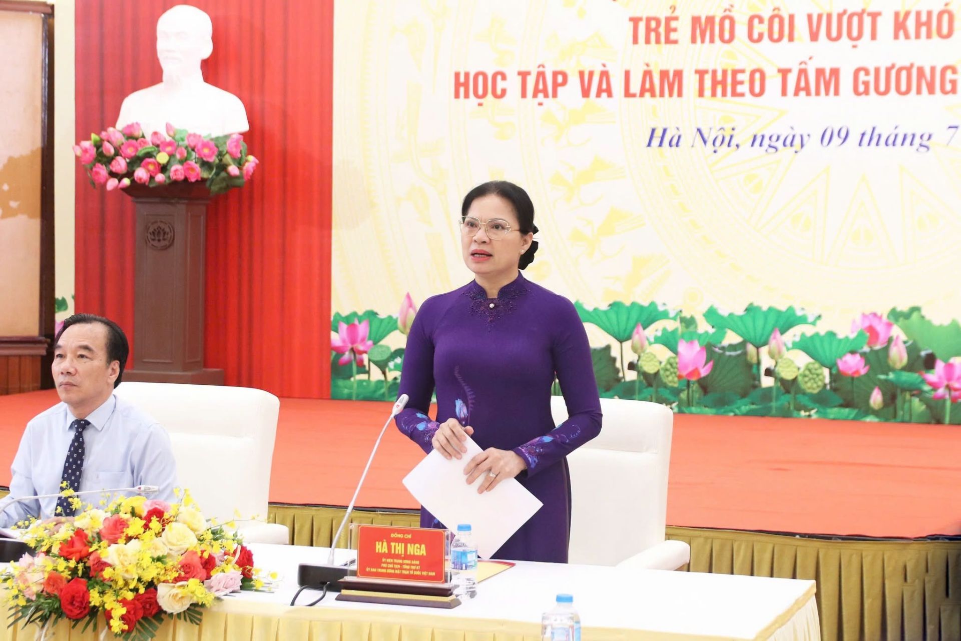 Bác Hà Thị Nga bi&ecirc;̉u dương những t&acirc;́m gương trẻ em m&ocirc;̀ c&ocirc;i vượt khó.