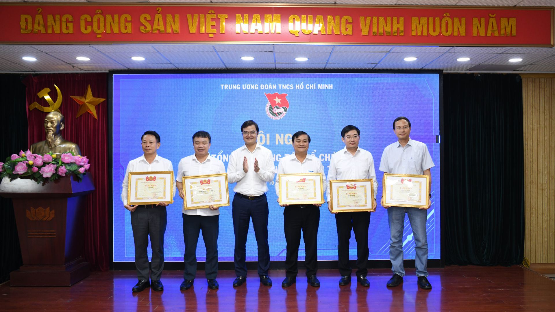 Anh B&ugrave;i Quang Huy trao bằng khen cho 5 tập thể c&oacute; th&agrave;nh t&iacute;ch xuất sắc trong c&ocirc;ng t&aacute;c phục vụ đại hội.