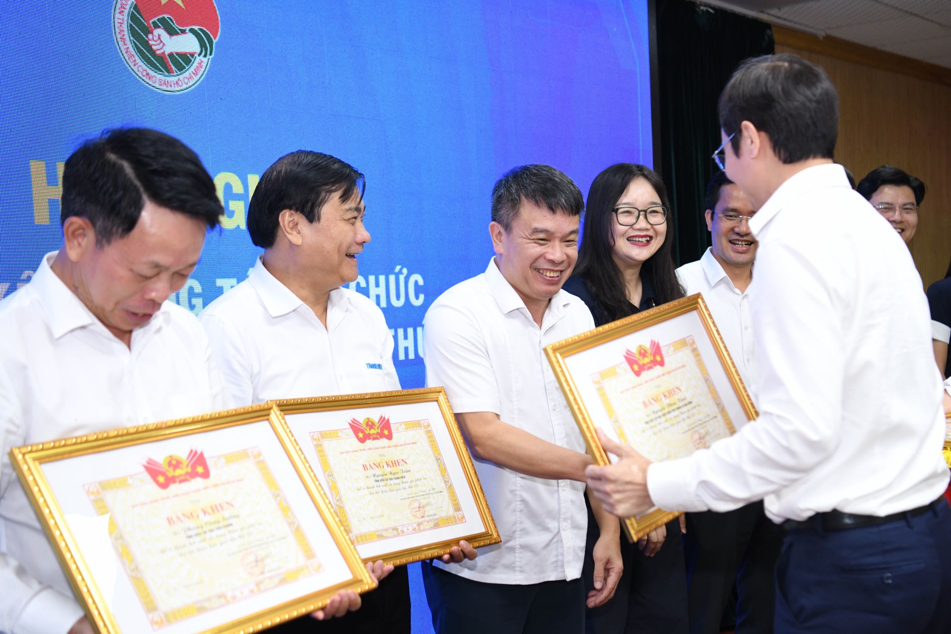 Anh Nguyễn Phan Khu&ecirc;, Tổng Bi&ecirc;n tập B&aacute;o Thiếu ni&ecirc;n Tiền Phong & Nhi đồng nhận bằng khen d&agrave;nh cho c&aacute;c c&aacute; nh&acirc;n xuất sắc trong c&ocirc;ng t&aacute;c gia phục vụ Đại hội.