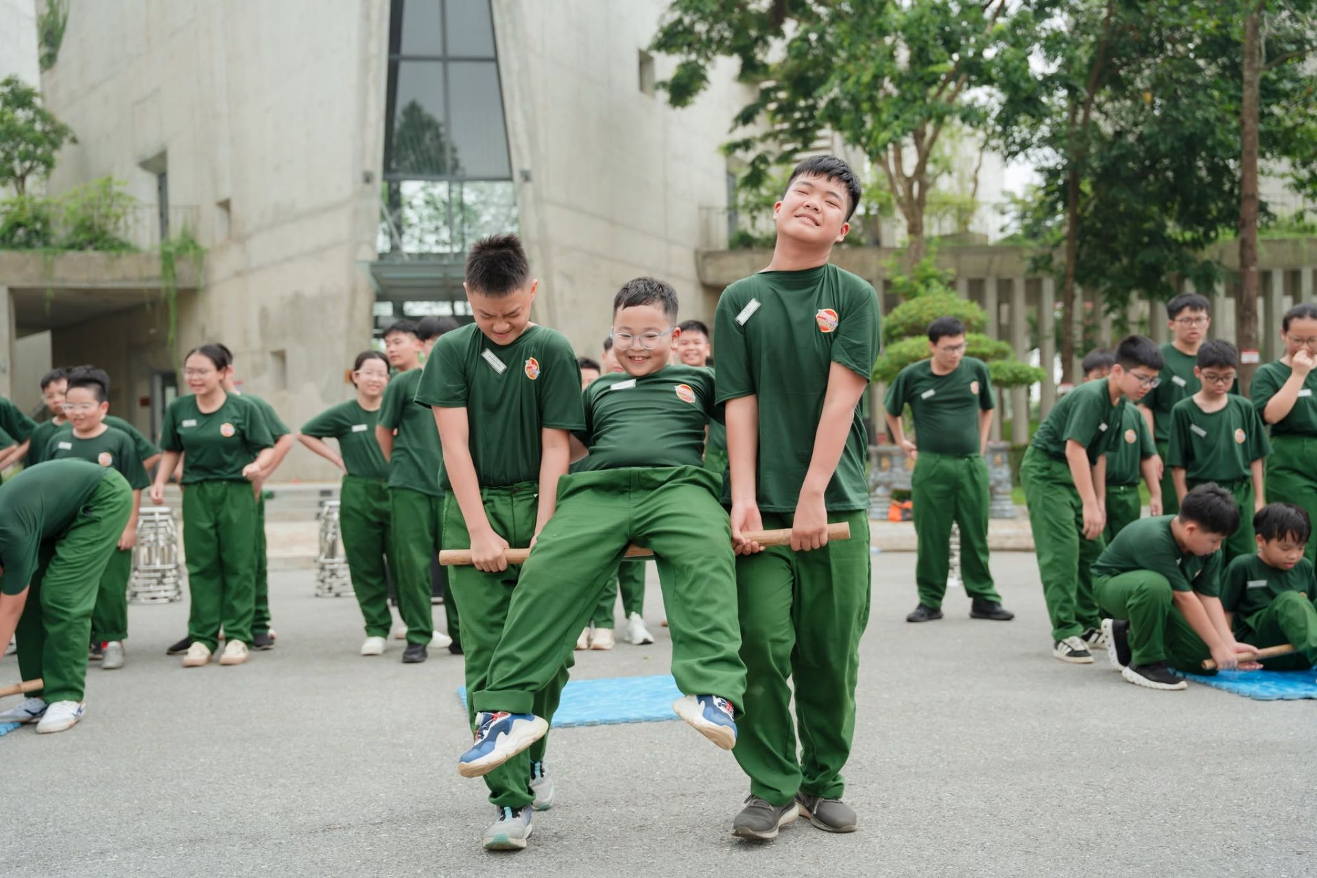 Tất cả hoạt động được thiết kế ph&ugrave; hợp với lứa tuổi, gi&uacute;p c&aacute;c em từng bước h&igrave;nh th&agrave;nh t&iacute;nh tự lập v&agrave; tinh thần tr&aacute;ch nhiệm.