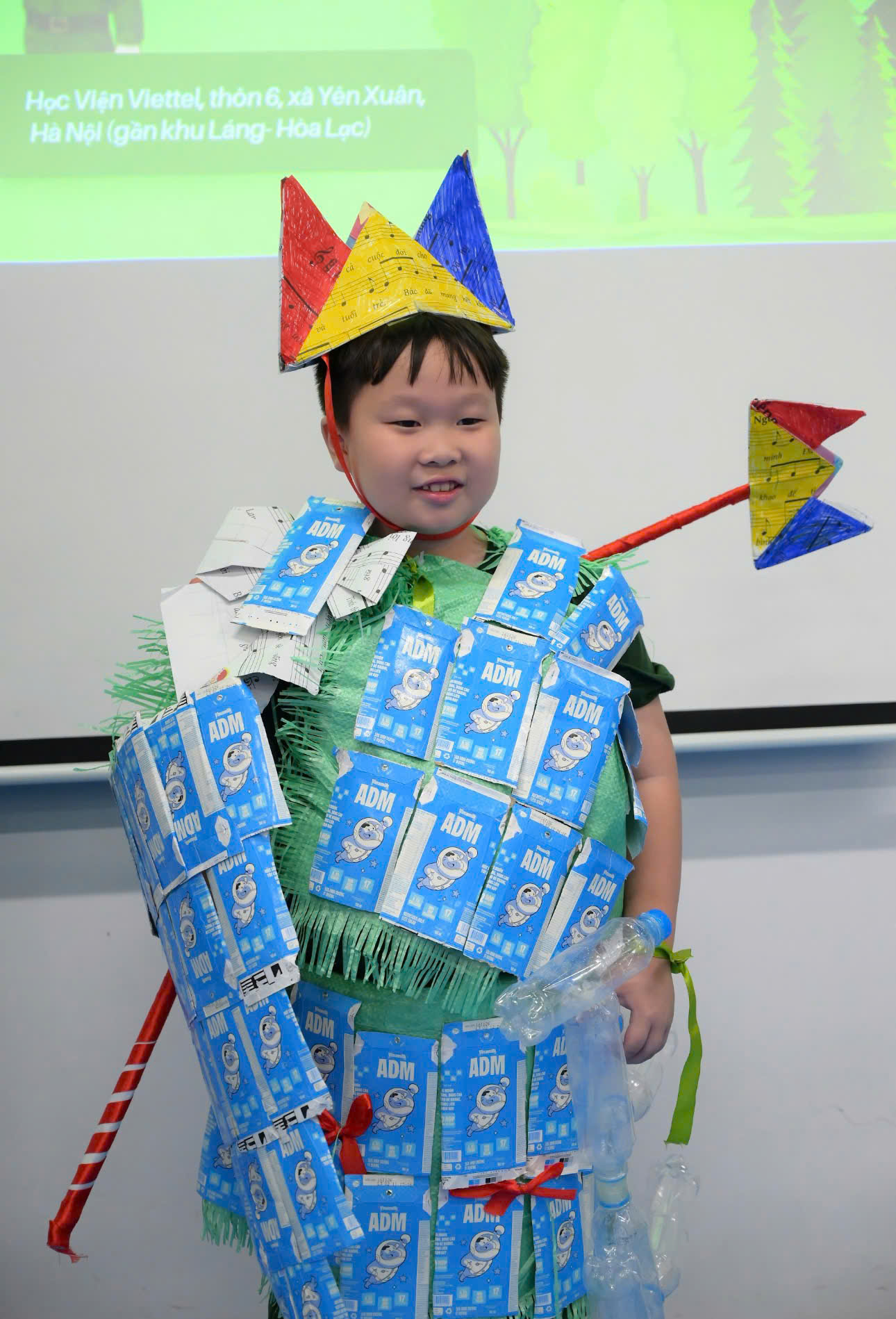 C&aacute;c em học vi&ecirc;n s&aacute;ng tạo thời trang c&ugrave;ng vỏ hộp sữa Vinamilk.