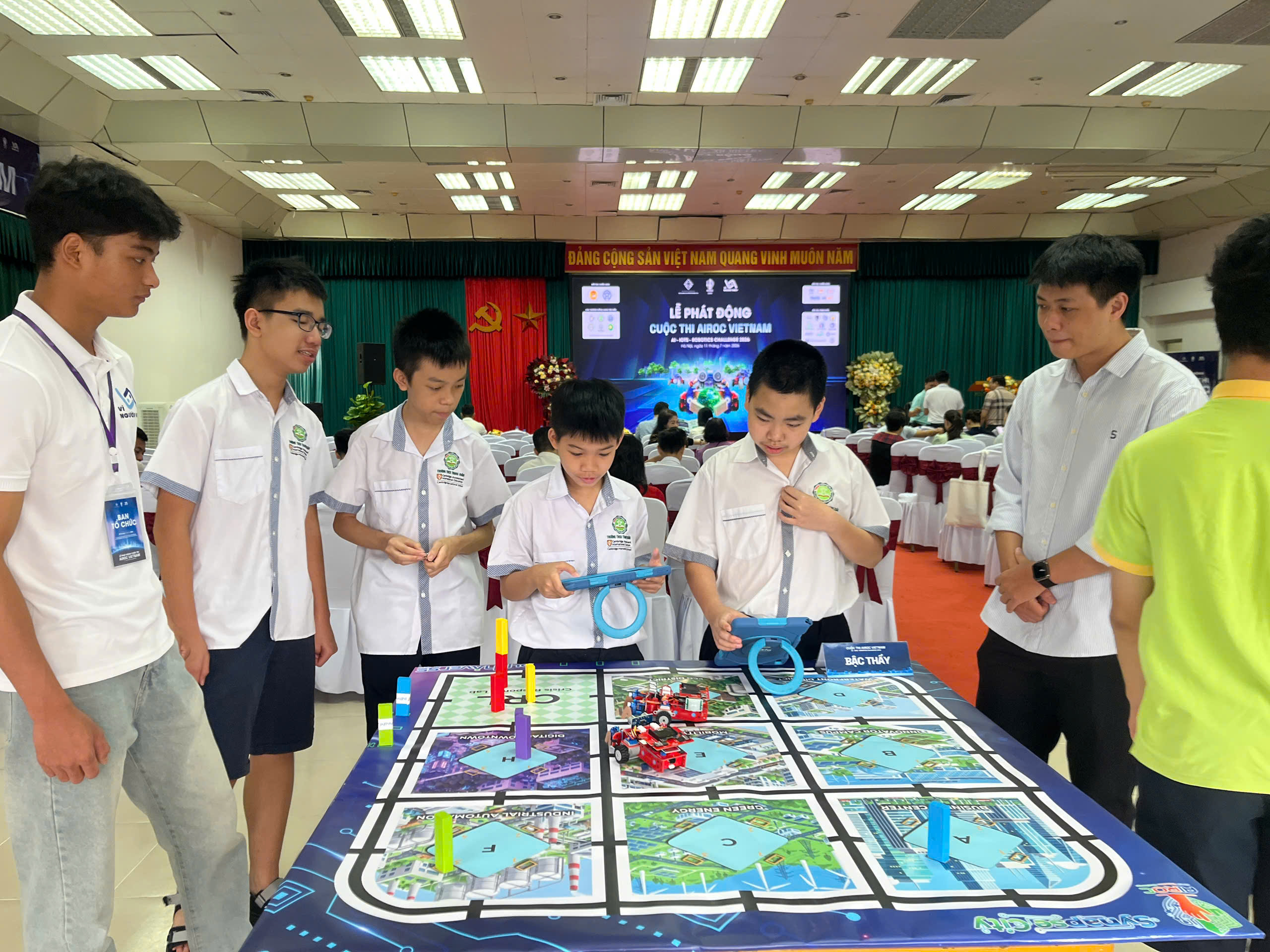 Học sinh t&igrave;m hiểu, thử nghiệm robot Leanbot tại khu trải nghiệm của chương tr&igrave;nh.