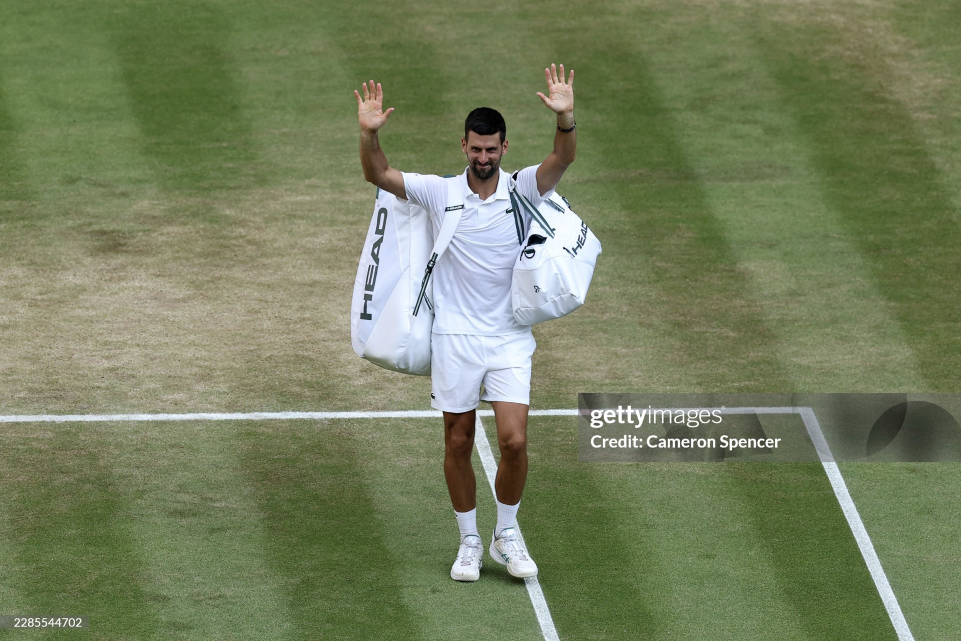 Djokovic vẫy ch&agrave;o kh&aacute;n giả, sau trận b&aacute;n kết Wimbledon.