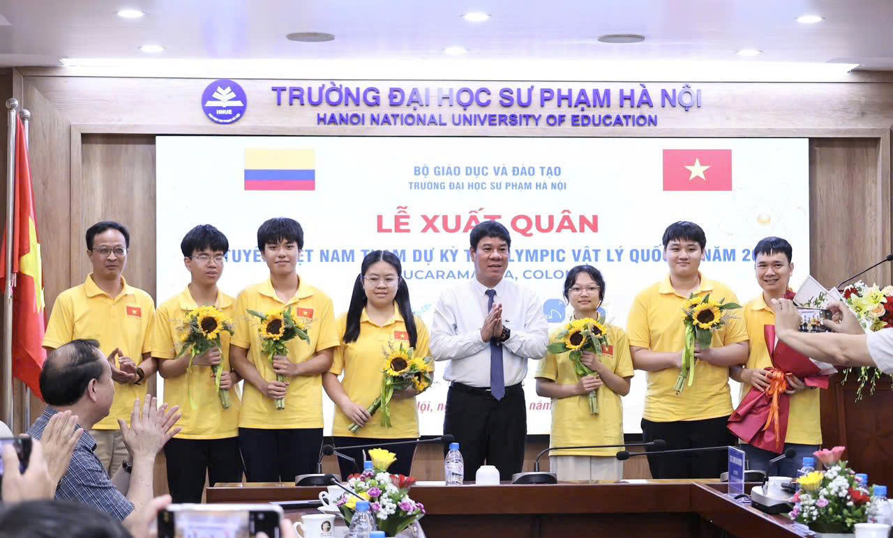 L&atilde;nh đạo Cục Quản l&yacute; Chất lượng (Bộ GDĐT) động vi&ecirc;n, ch&uacute;c mừng đội tuyển l&ecirc;n đường tham dự Kỳ thi Olympic Vật l&iacute; quốc tế năm 2026. 