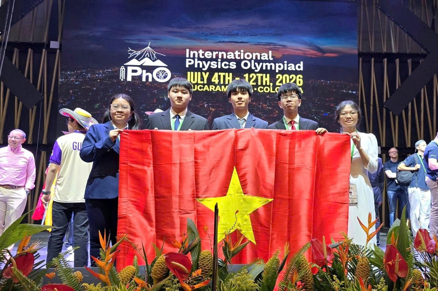 Đội tuyển quốc gia Việt Nam tại Olympic Vật l&iacute; quốc tế năm 2026, từ tr&aacute;i sang phải: Em Vũ Nguy&ecirc;n Nguy&ecirc;n, em Tạ Ngọc Minh, em Nguyễn Nhật Minh, em L&ecirc; Duy Kh&aacute;nh, em Nguyễn Thị B&iacute;ch Ngọc