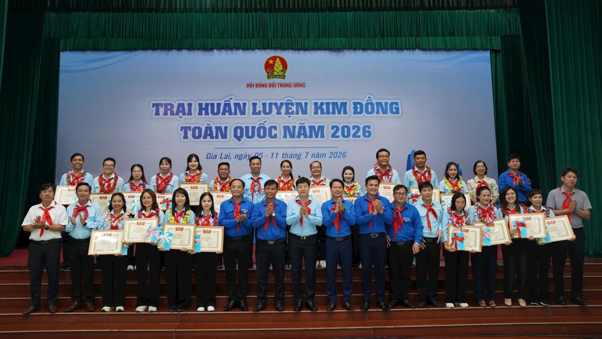 Ban B&iacute; thư T.Ư Đo&agrave;n trao 20 Bằng khen cho c&aacute;c trại vi&ecirc;n xuất sắc.