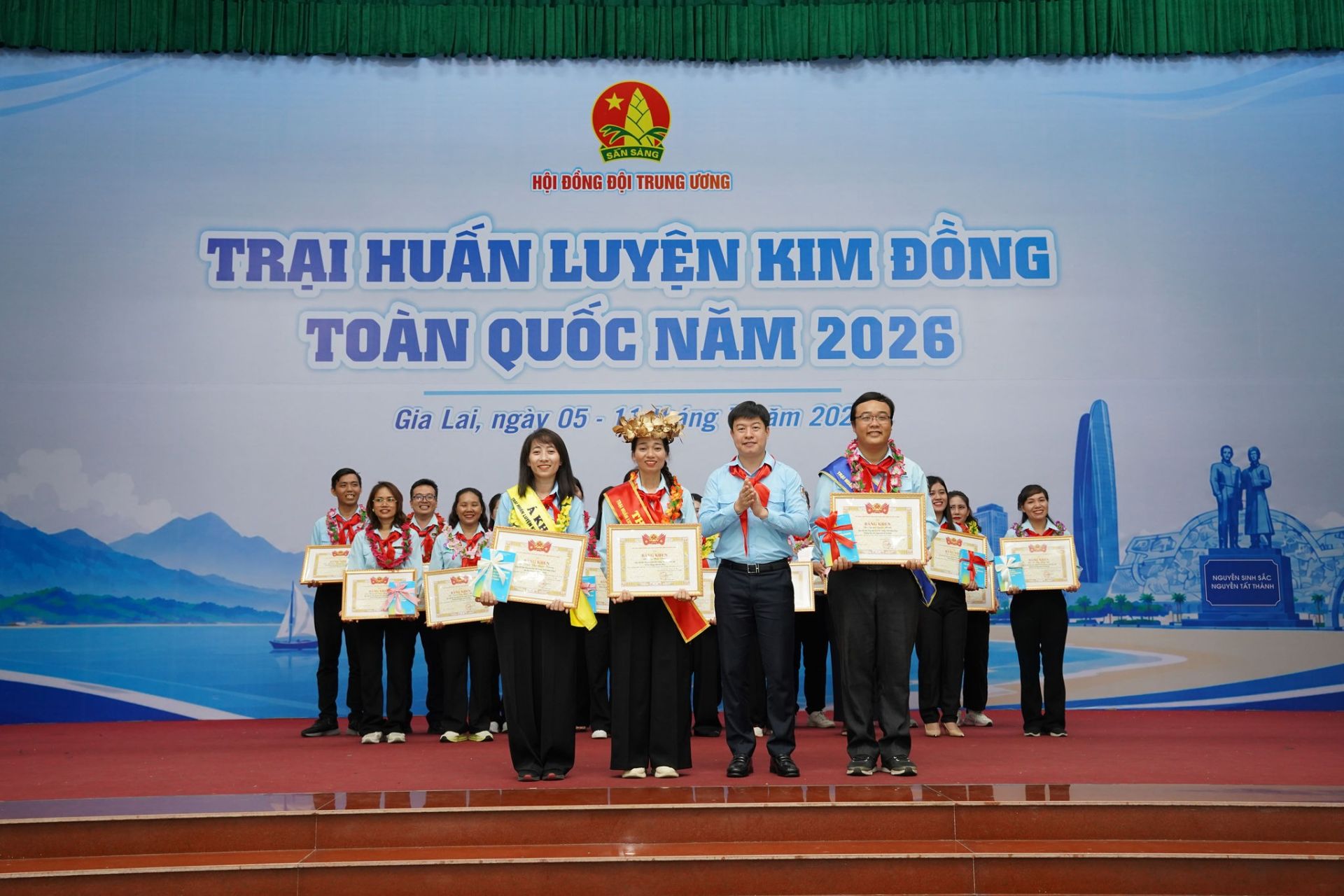 Ban Tổ chức trao danh hiệu Thủ khoa v&agrave; &Aacute; khoa.