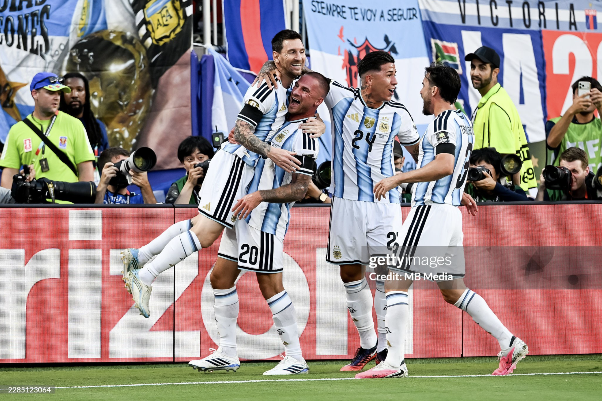 Tiền đạo Lionel Messi (tr&aacute;i) ăn mừng với Alexis Mac Allister sau b&agrave;n thắng mở tỷ số khi gặp đội tuyển Thụy Sĩ.