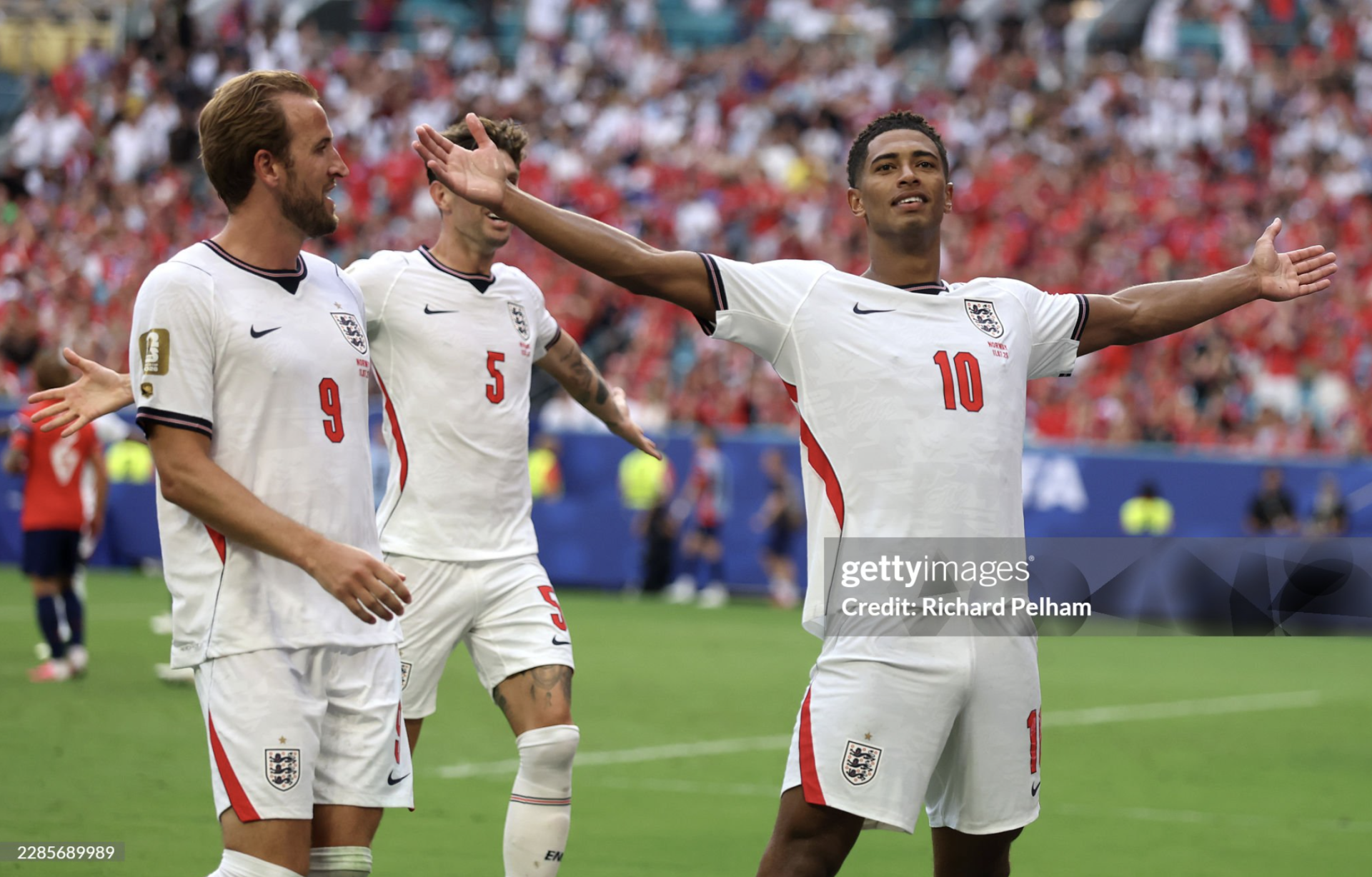 Jude Bellingham (10) mừng b&agrave;n n&acirc;ng tỷ số l&ecirc;n 2-1 cho Anh trong trận tứ kết World Cup gặp Na Uy.