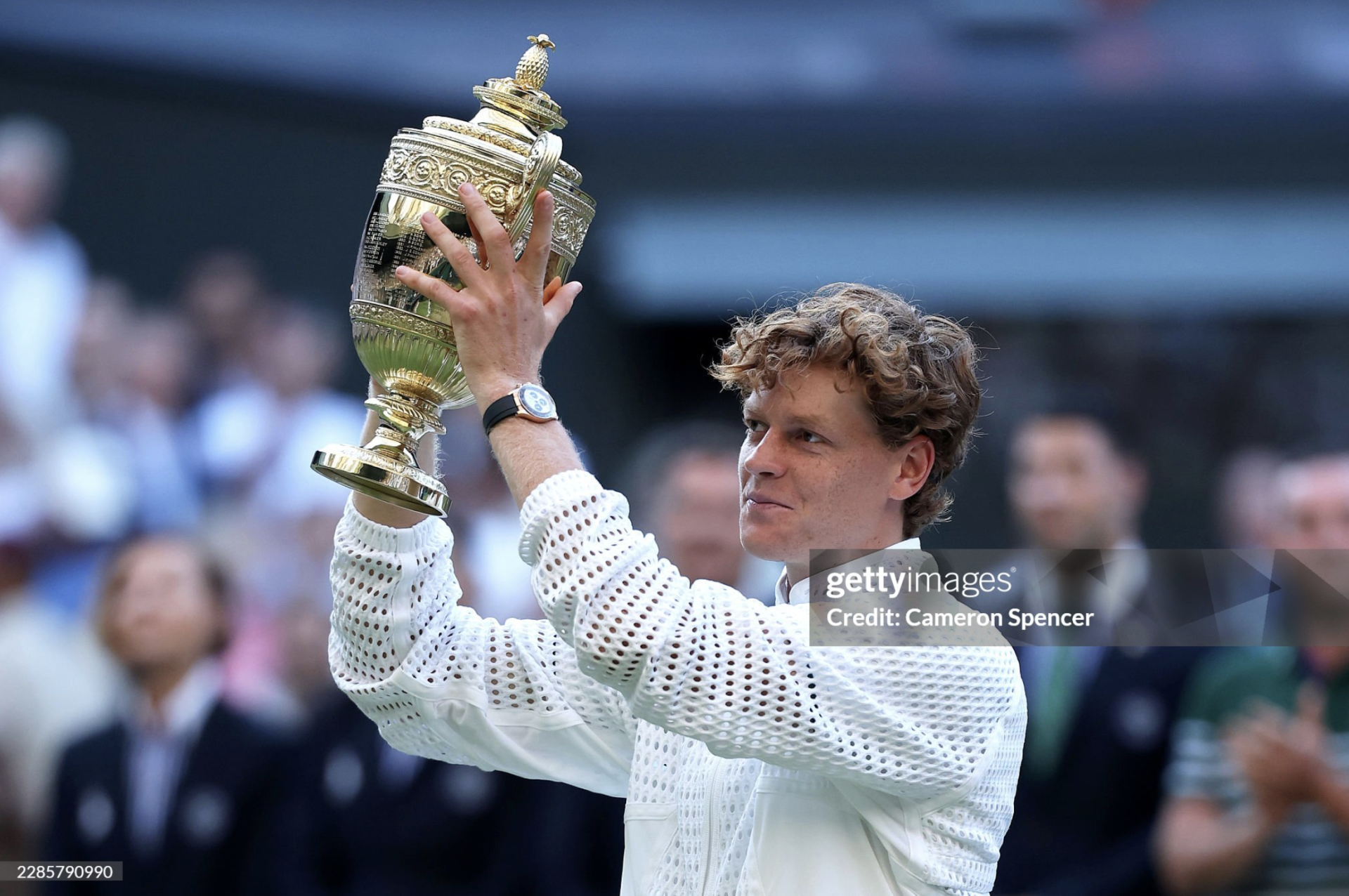 Sinner ăn mừng danh hiệu sau trận chung kết Wimbledon.