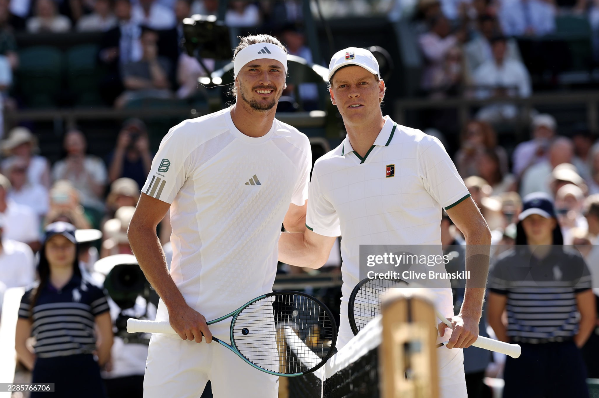 Zverev (tr&aacute;i) v&agrave; Sinner chụp ảnh trước trận chung kết Wimbledon.