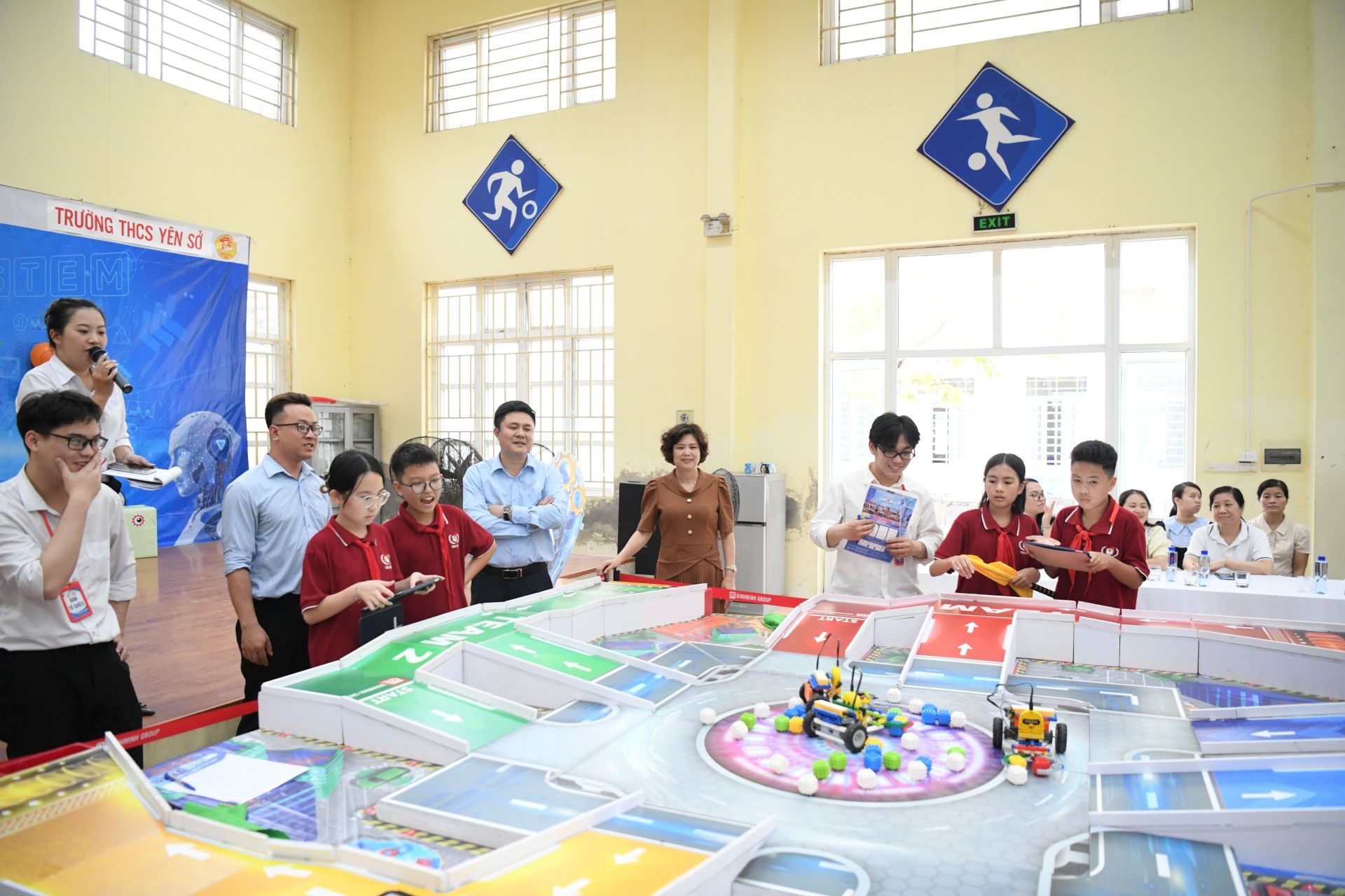 Học sinh trường THCS Y&ecirc;n Sở (TP. Hà N&ocirc;̣i) tham gia s&acirc;n chơi STEM c&acirc;́p trường