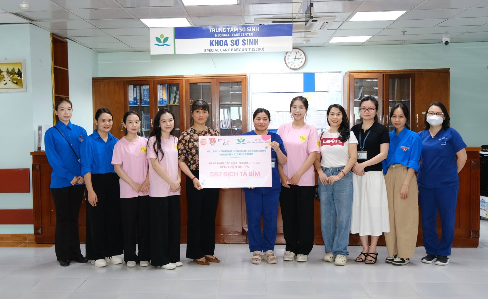 Những phần qu&agrave; từ chương tr&igrave;nh được trao tận tay c&aacute;c gia đ&igrave;nh c&oacute; con đang điều trị tại Trung t&acirc;m Sơ sinh, Bệnh viện Nhi Trung ương.