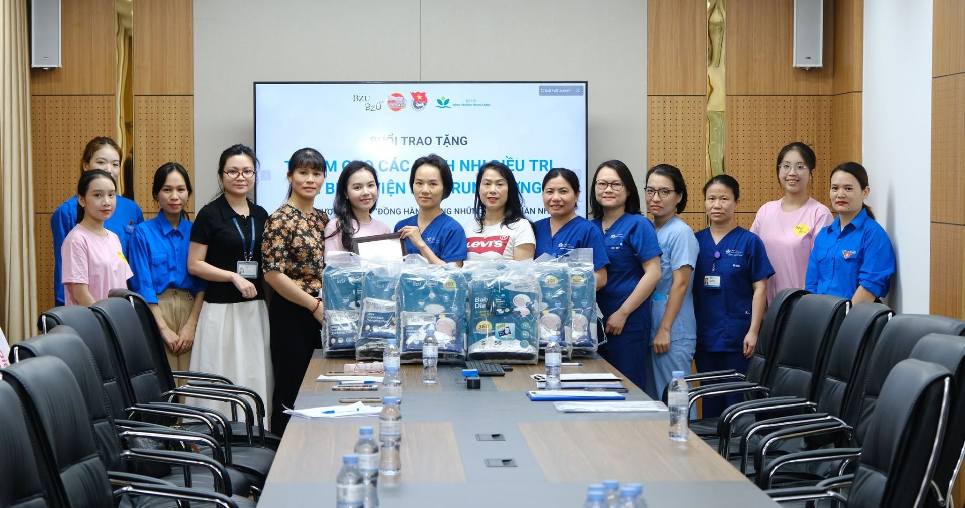 Đại diện Bệnh viện Nhi Trung ương tiếp nhận những phần qu&agrave; &yacute; nghĩa từ chương tr&igrave;nh 