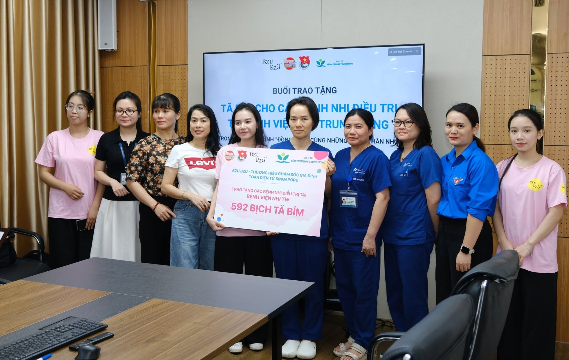 Đại diện BZU BZU trao bảng tượng trưng 592 bịch t&atilde;, bỉm d&agrave;nh tặng c&aacute;c bệnh nhi điều trị tại Bệnh viện Nhi Trung ương.