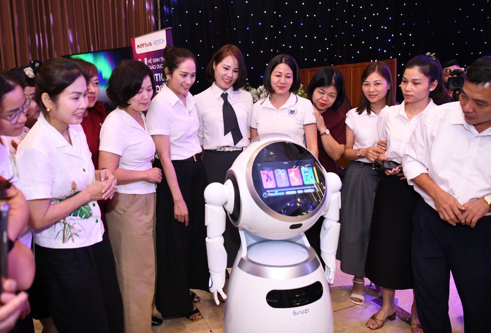 Các th&acirc;̀y c&ocirc; giáo của tỉnh Thái Nguy&ecirc;n tìm hi&ecirc;̉u v&ecirc;̀ giáo dục STEM, AI và robotics