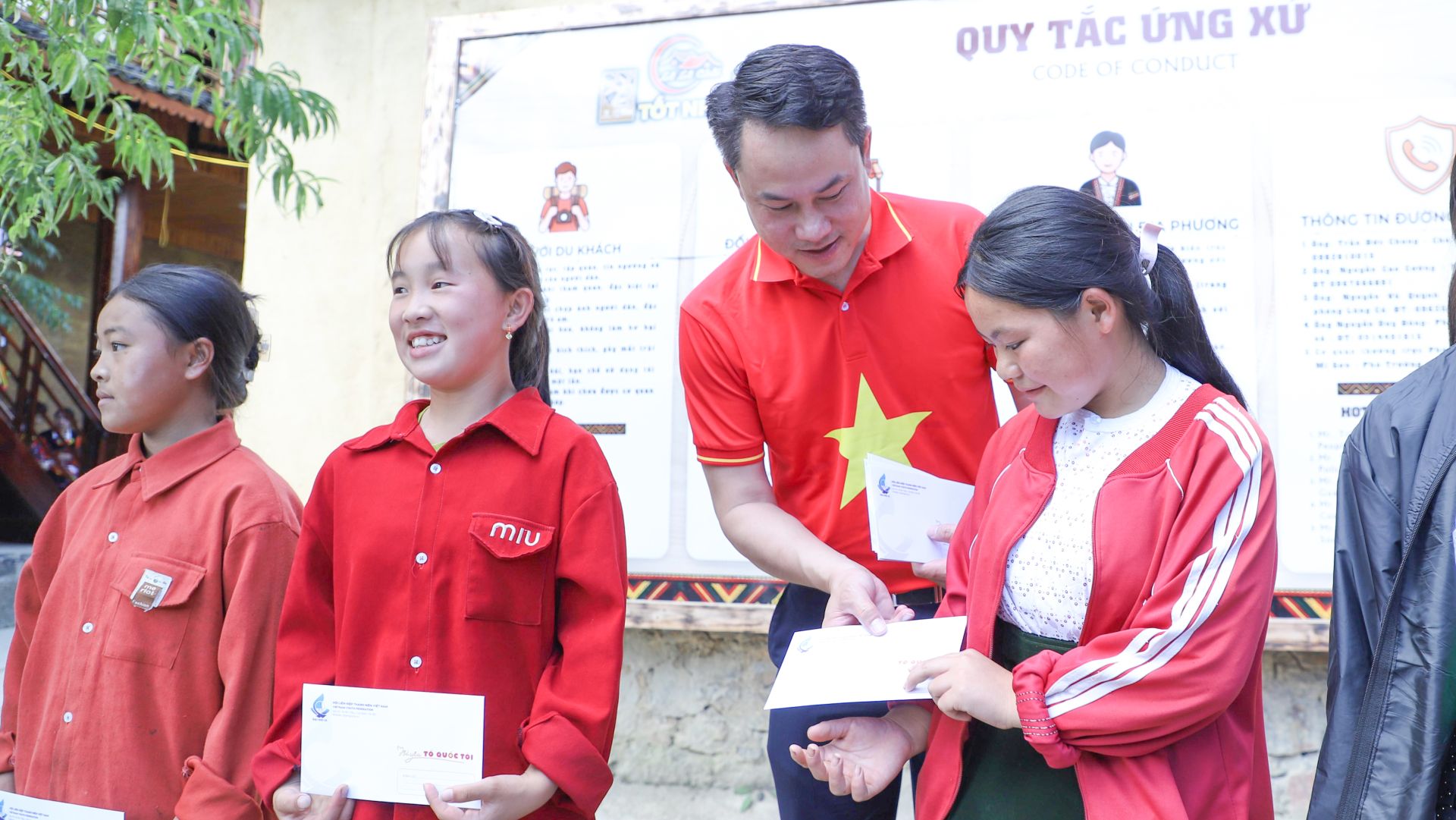 Chặng 3 Hành trình "Tôi yêu Tổ quốc tôi": Chăm lo cho thiếu nhi vùng biên