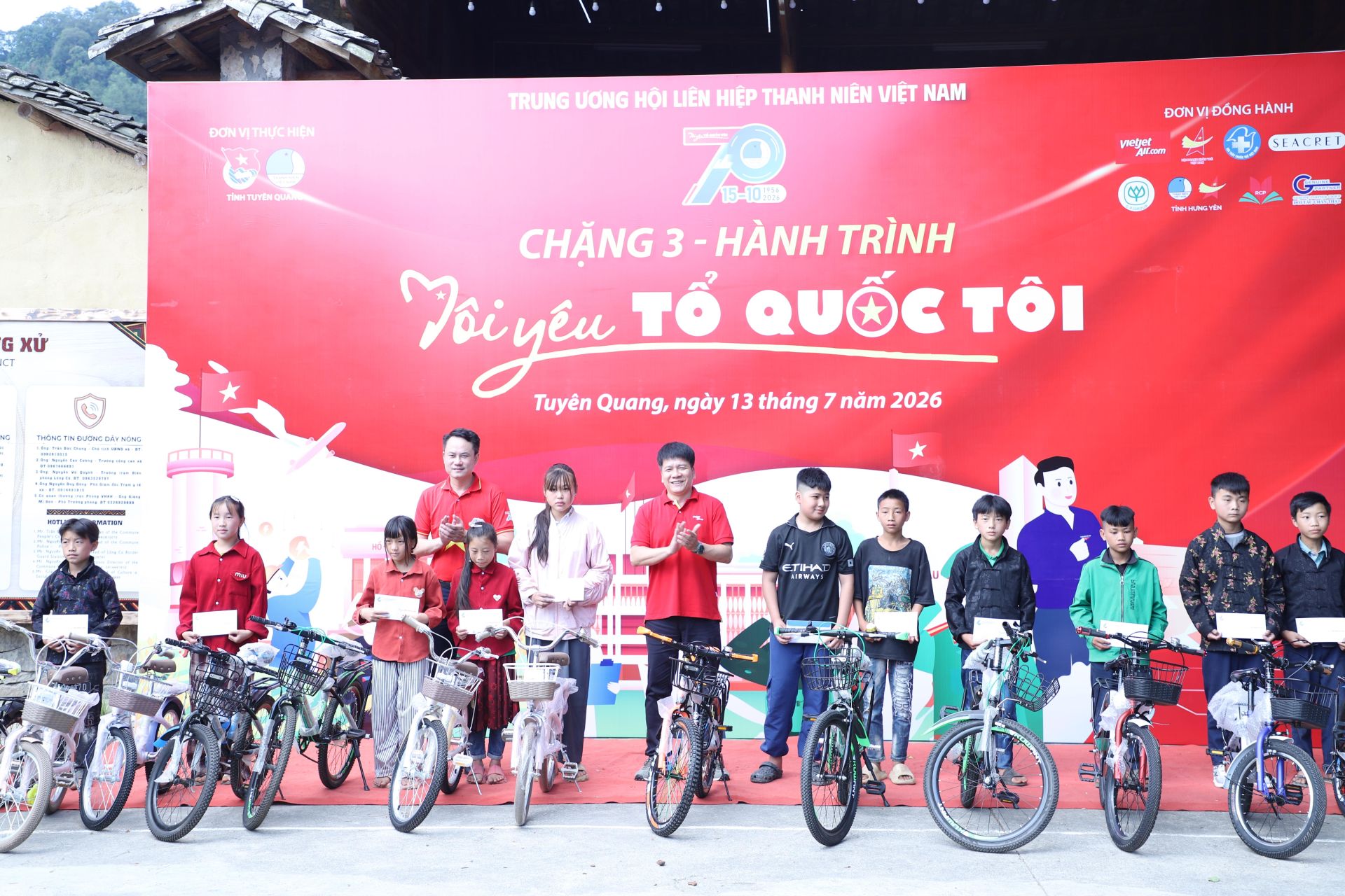 B&iacute; thư T.Ư Đo&agrave;n Nguyễn Kim Quy trao học bổng v&agrave; tặng xe đạp c&aacute;c bạn thiếu nhi tỉnh Tuy&ecirc;n Quang.