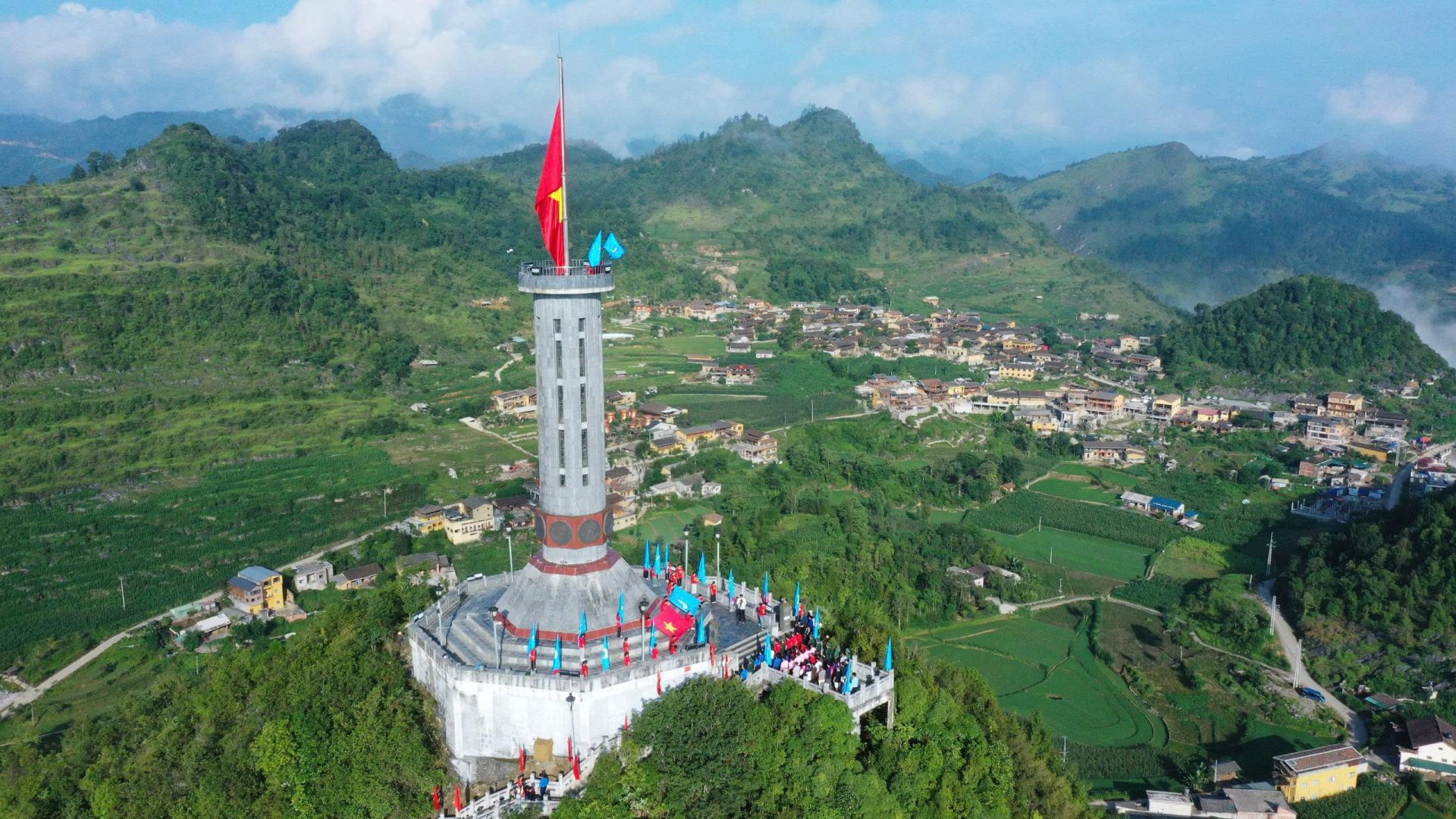Lễ ch&agrave;o cờ trang nghi&ecirc;m tại Cột cờ Quốc gia Lũng C&uacute;.