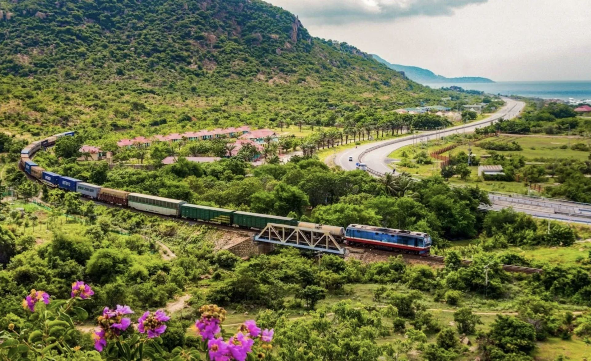 Theo Travel and Leisure, chuyến t&agrave;u Bắc - Nam l&agrave; trải nghiệm rất đ&aacute;ng thử khi du kh&aacute;ch đến Việt Nam.