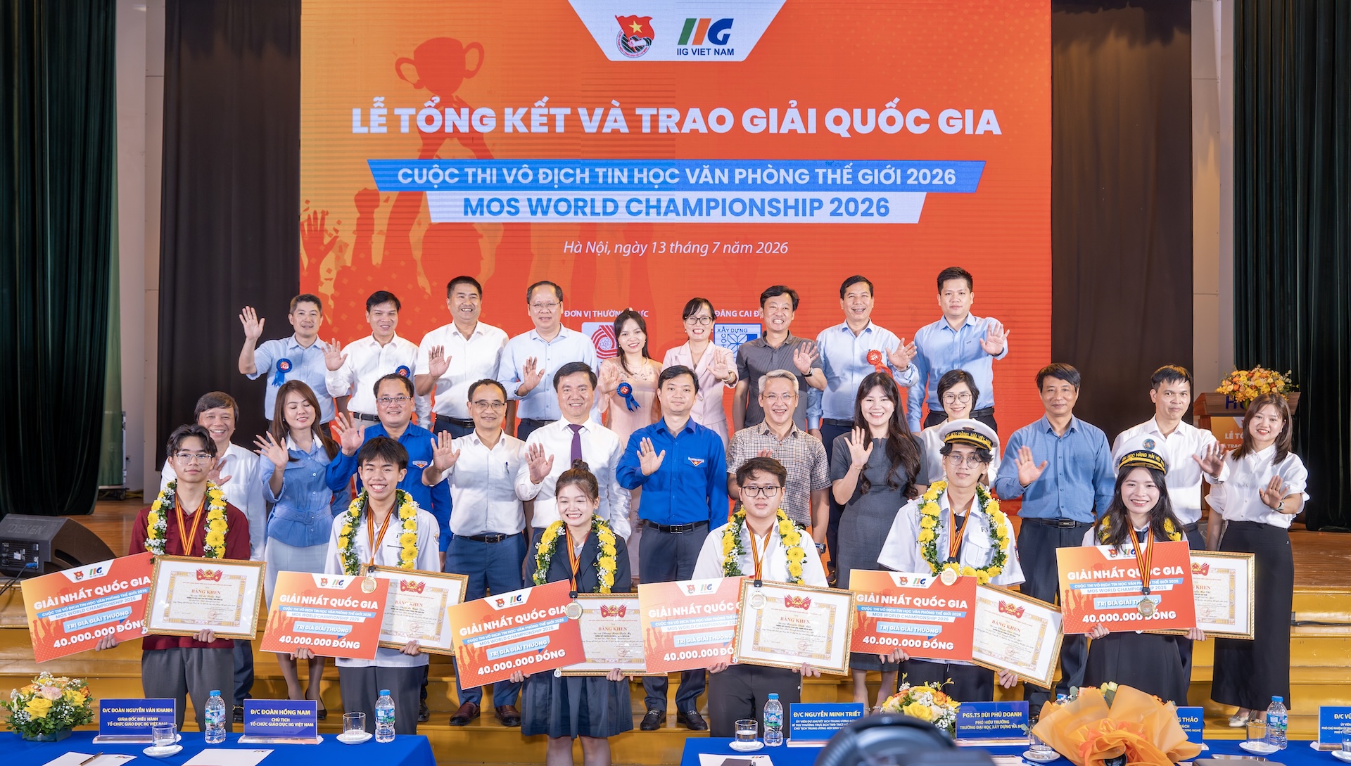 C&aacute;c đại biểu v&agrave; th&iacute; sinh tại Lễ Tổng kết v&agrave; trao giải cuộc thi.