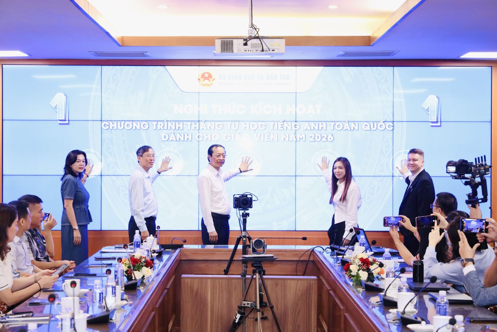 Các đại bi&ecirc;̉u thực hi&ecirc;̣n nghi thức phát đ&ocirc;̣ng phong trào.