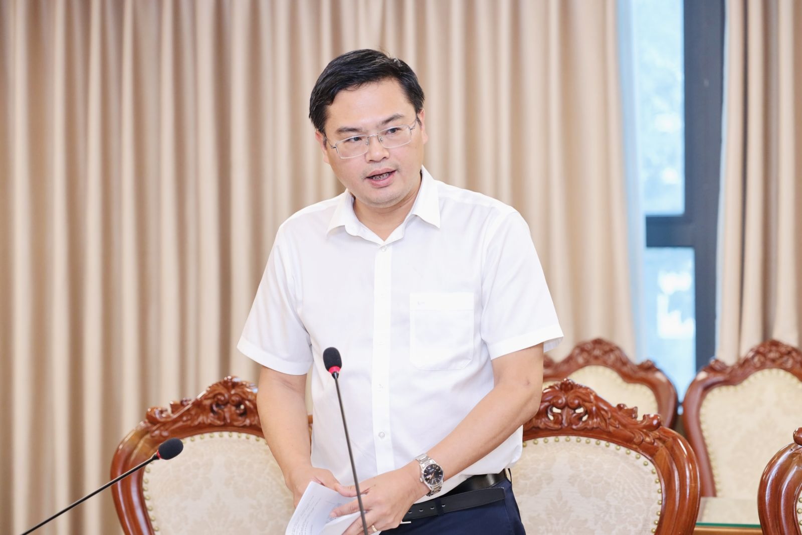 Ph&oacute; Vụ trưởng Vụ Gi&aacute;o dục Đại học Đặng Văn Huấn b&aacute;o c&aacute;o tại buổi l&agrave;m việc