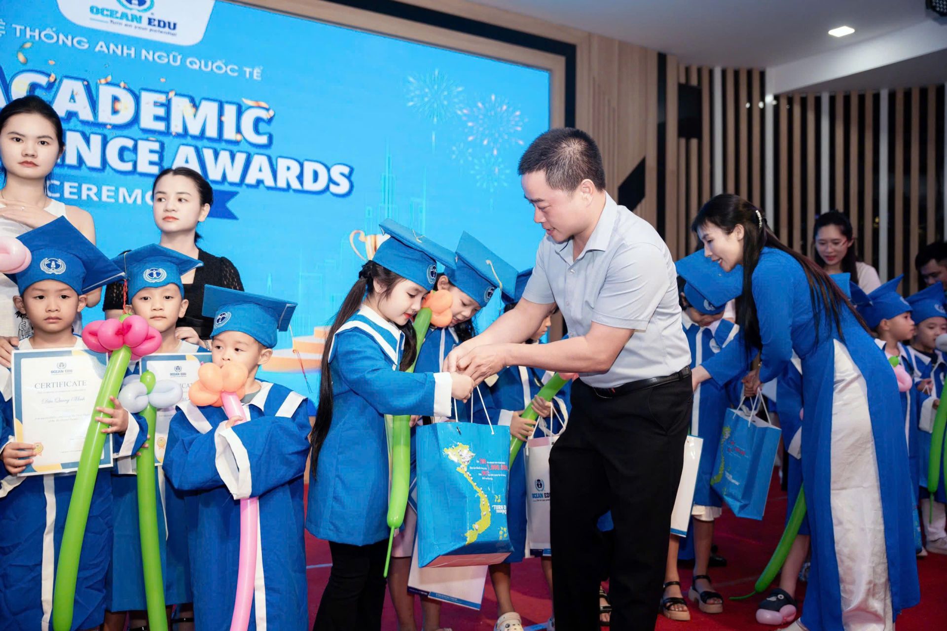 Đại diện B&aacute;o Thiếu ni&ecirc;n Tiền phong v&agrave; Nhi đồng tại H&agrave; Tĩnh c&ugrave;ng Ocean Edu H&agrave; Tĩnh trao 230 phần qu&agrave; cho c&aacute;c học vi&ecirc;n xuất sắc.